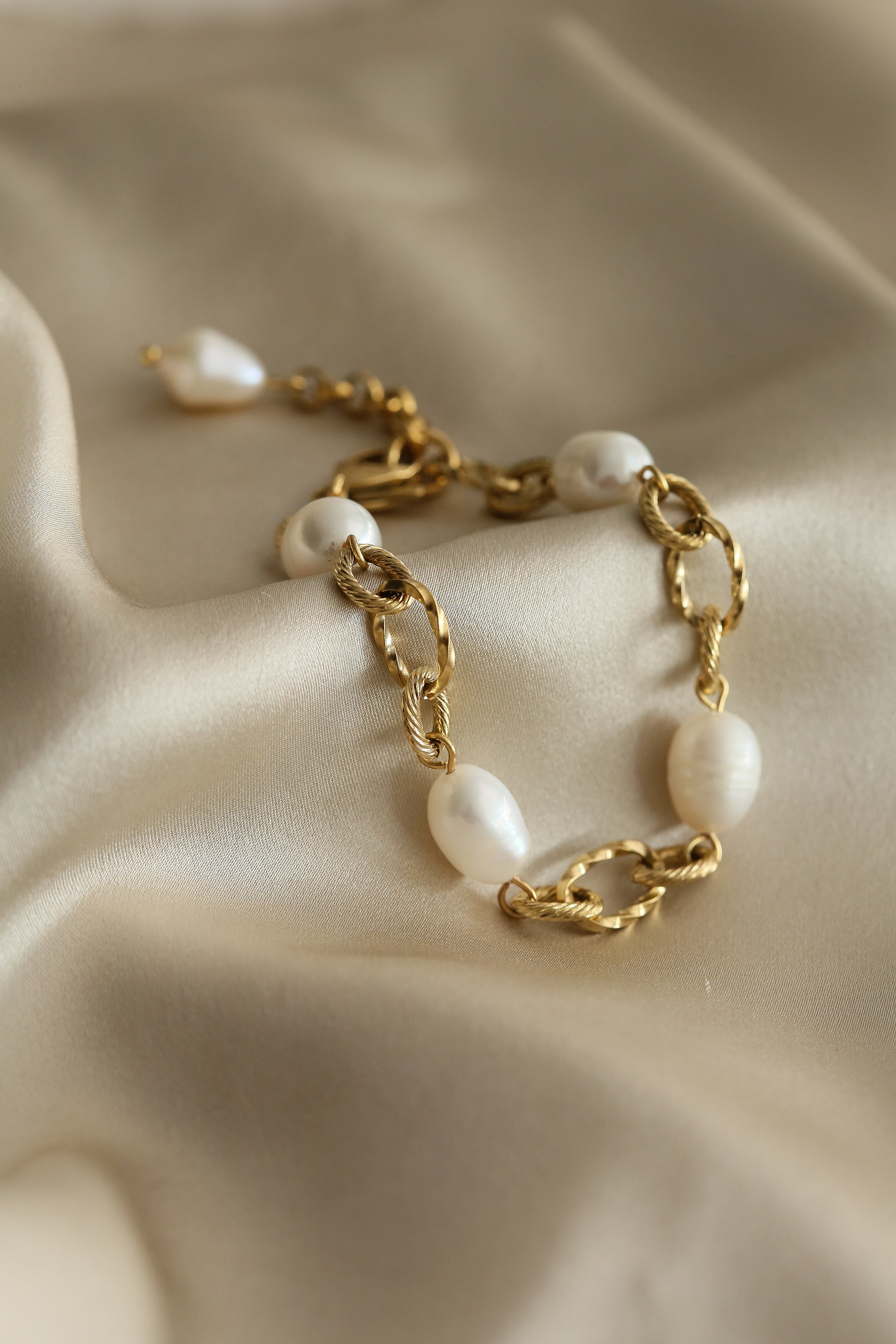 Julia Bracelet - Boutique Minimaliste has waterproof, durable, elegant and vintage inspired jewelry