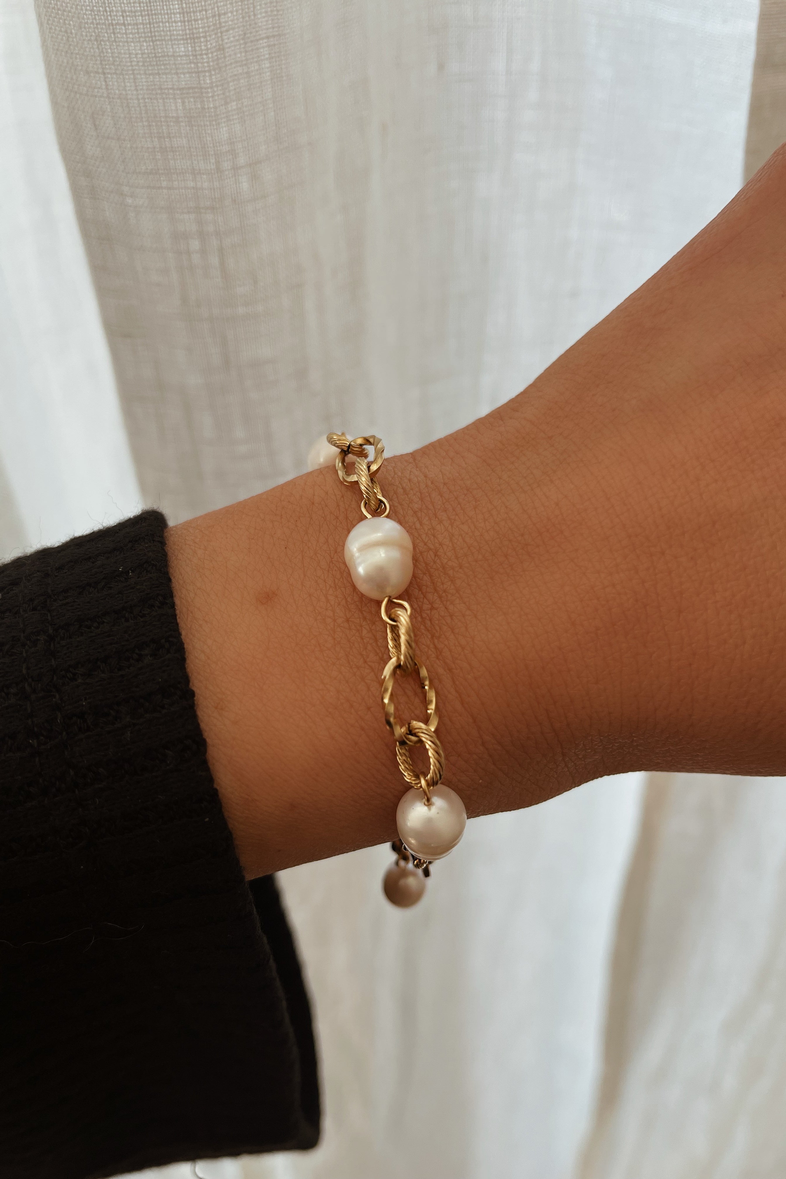 Julia Bracelet - Boutique Minimaliste has waterproof, durable, elegant and vintage inspired jewelry