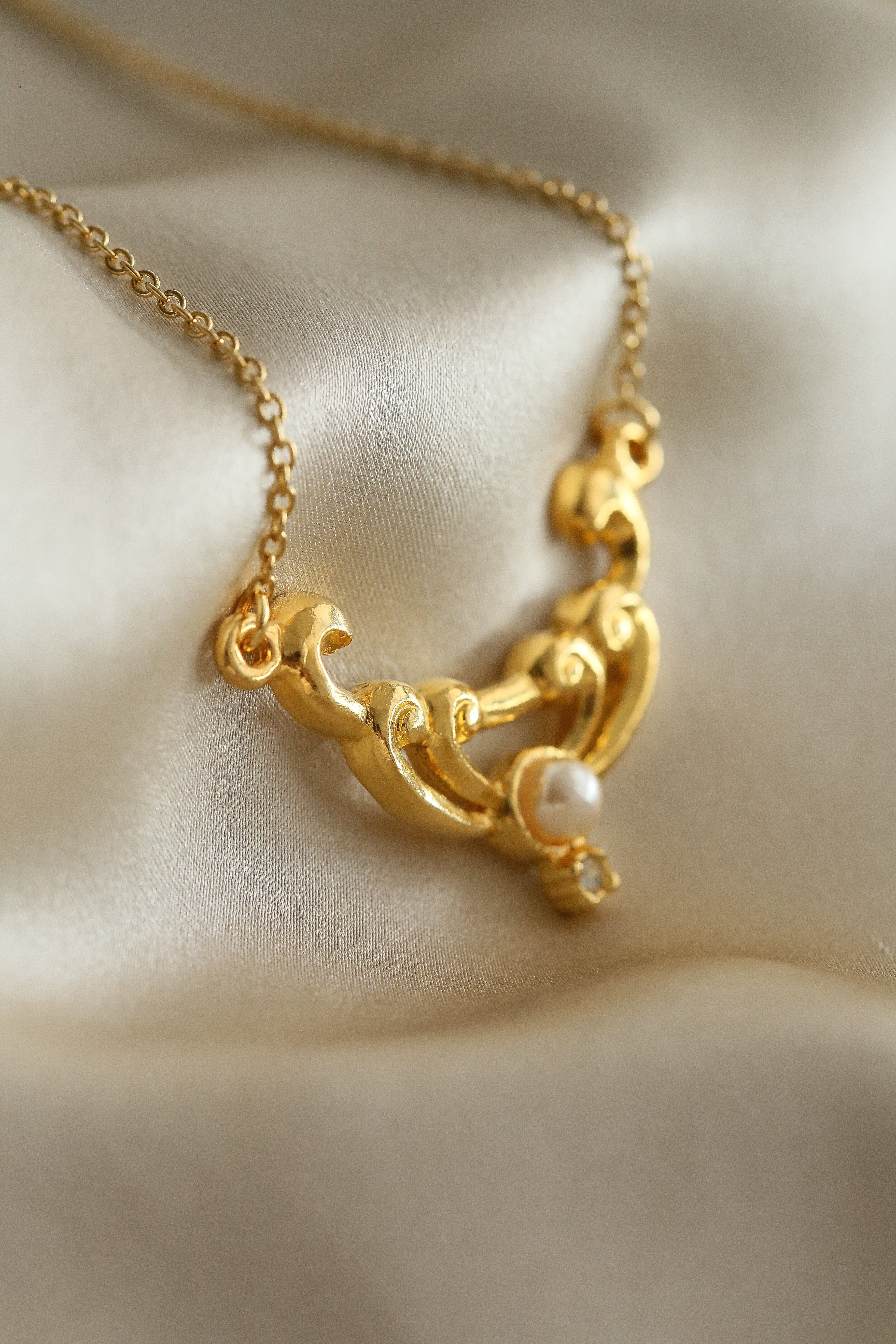 Julie Necklace - Boutique Minimaliste has waterproof, durable, elegant and vintage inspired jewelry