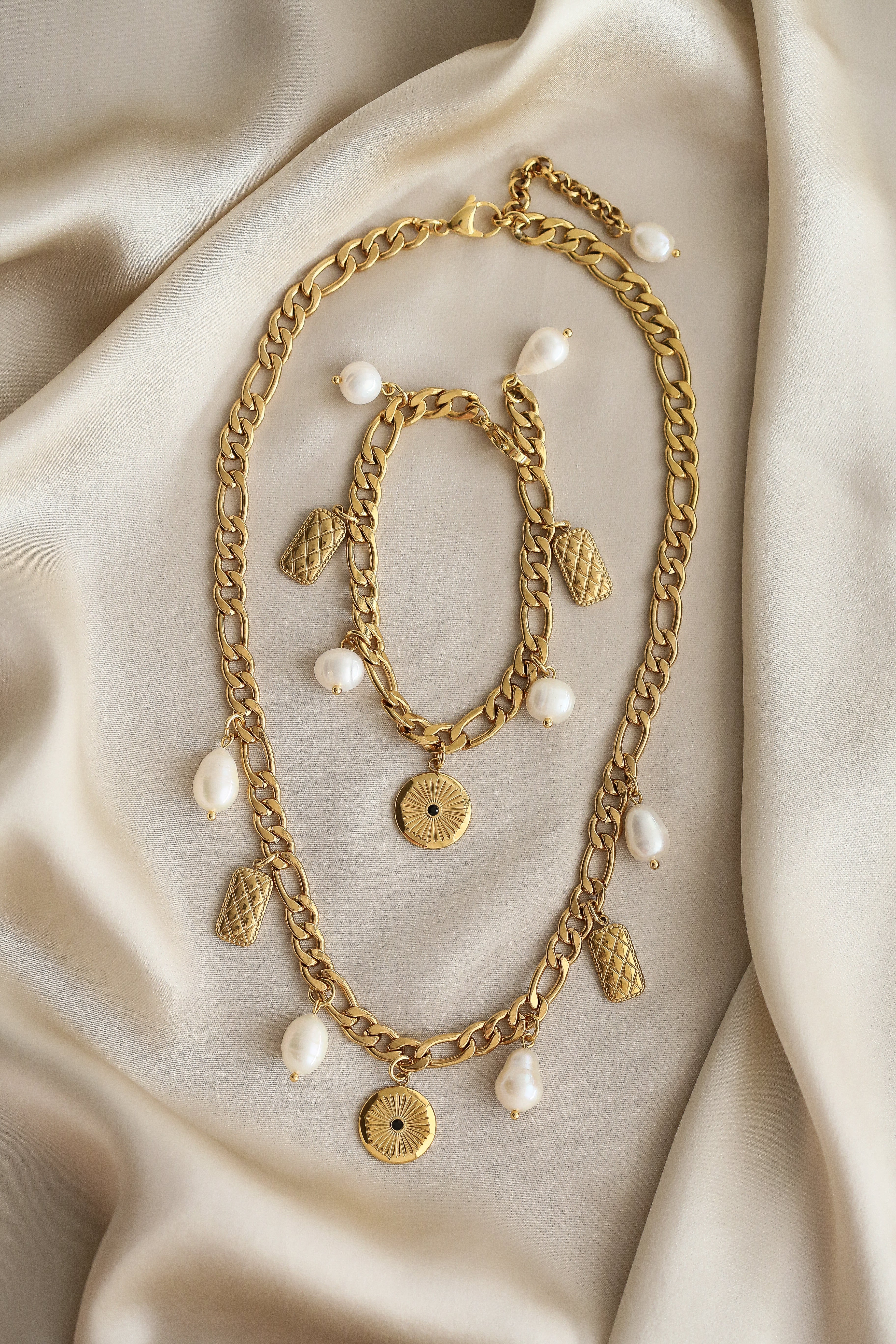 Kate Bracelet - Boutique Minimaliste has waterproof, durable, elegant and vintage inspired jewelry