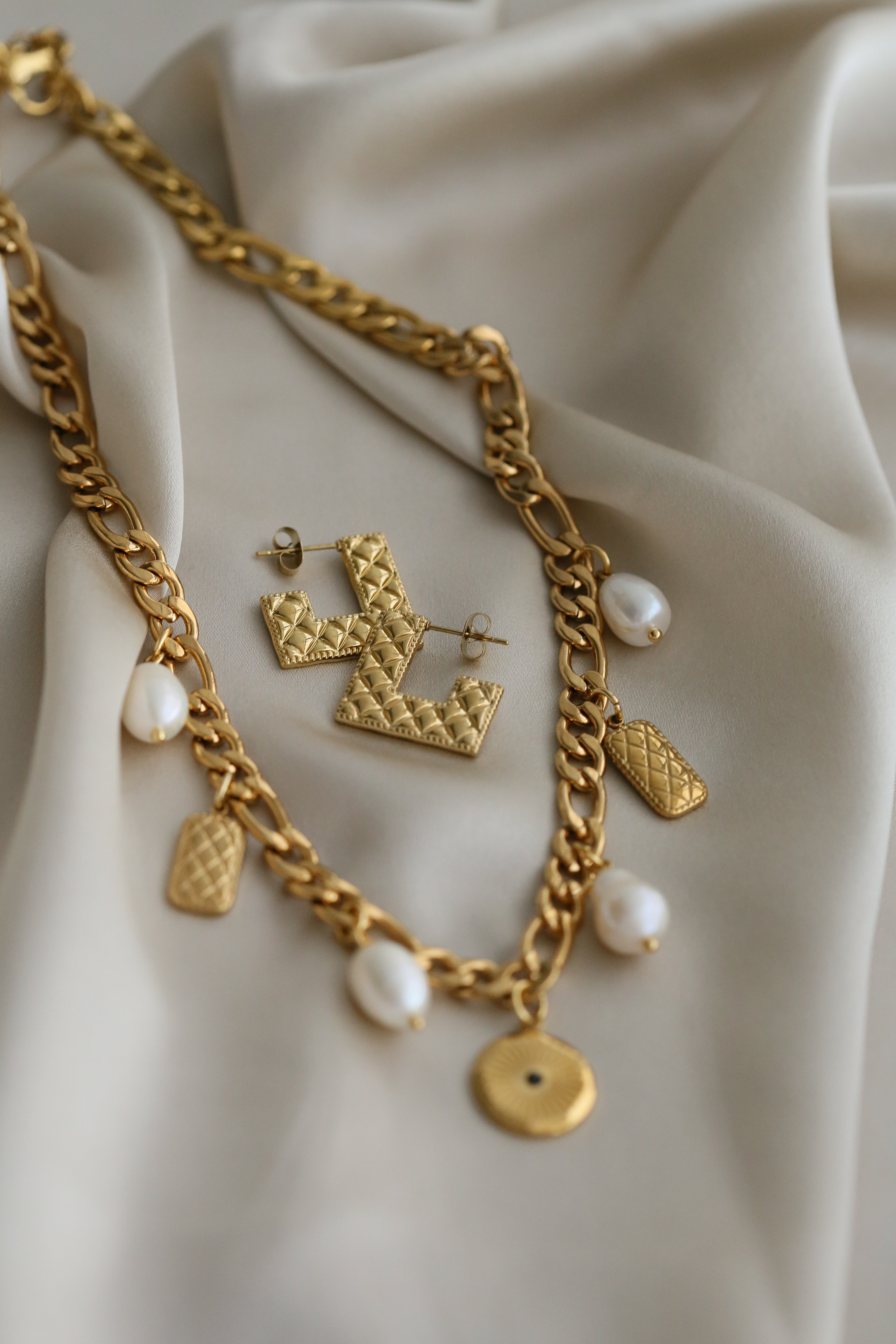 Kate Necklace - Boutique Minimaliste has waterproof, durable, elegant and vintage inspired jewelry