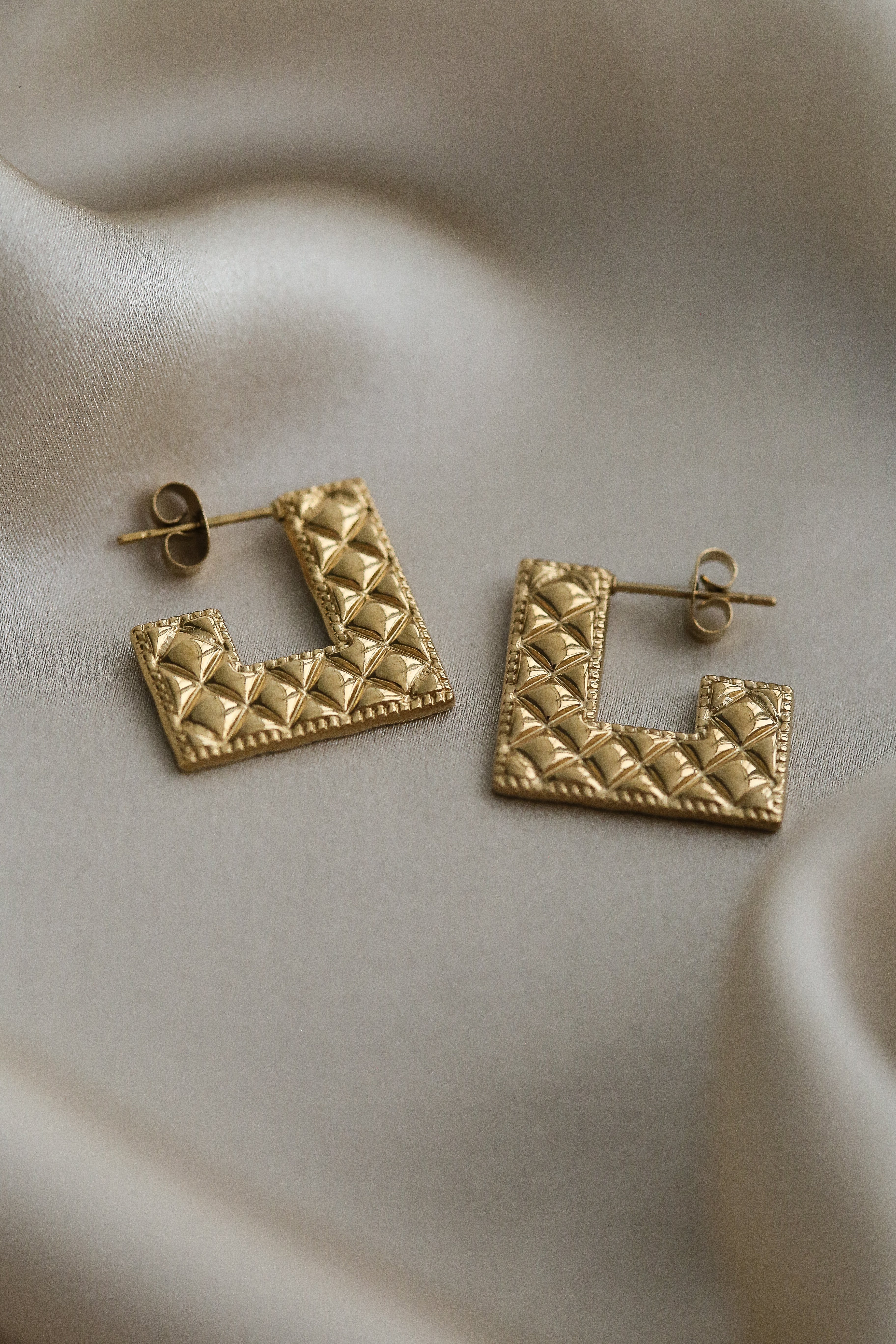 Khloe Hoops - Boutique Minimaliste has waterproof, durable, elegant and vintage inspired jewelry
