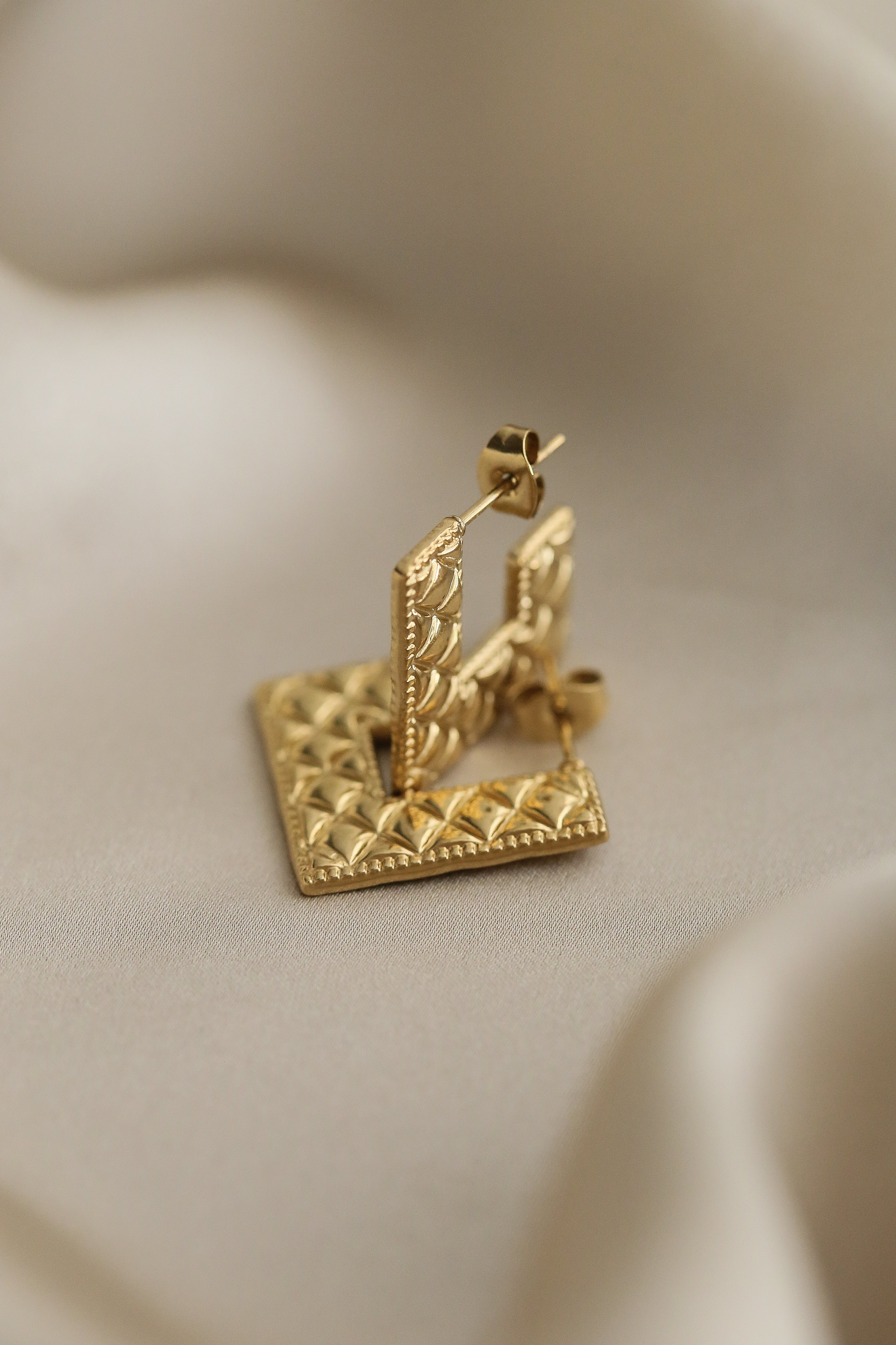 Khloe Hoops - Boutique Minimaliste has waterproof, durable, elegant and vintage inspired jewelry