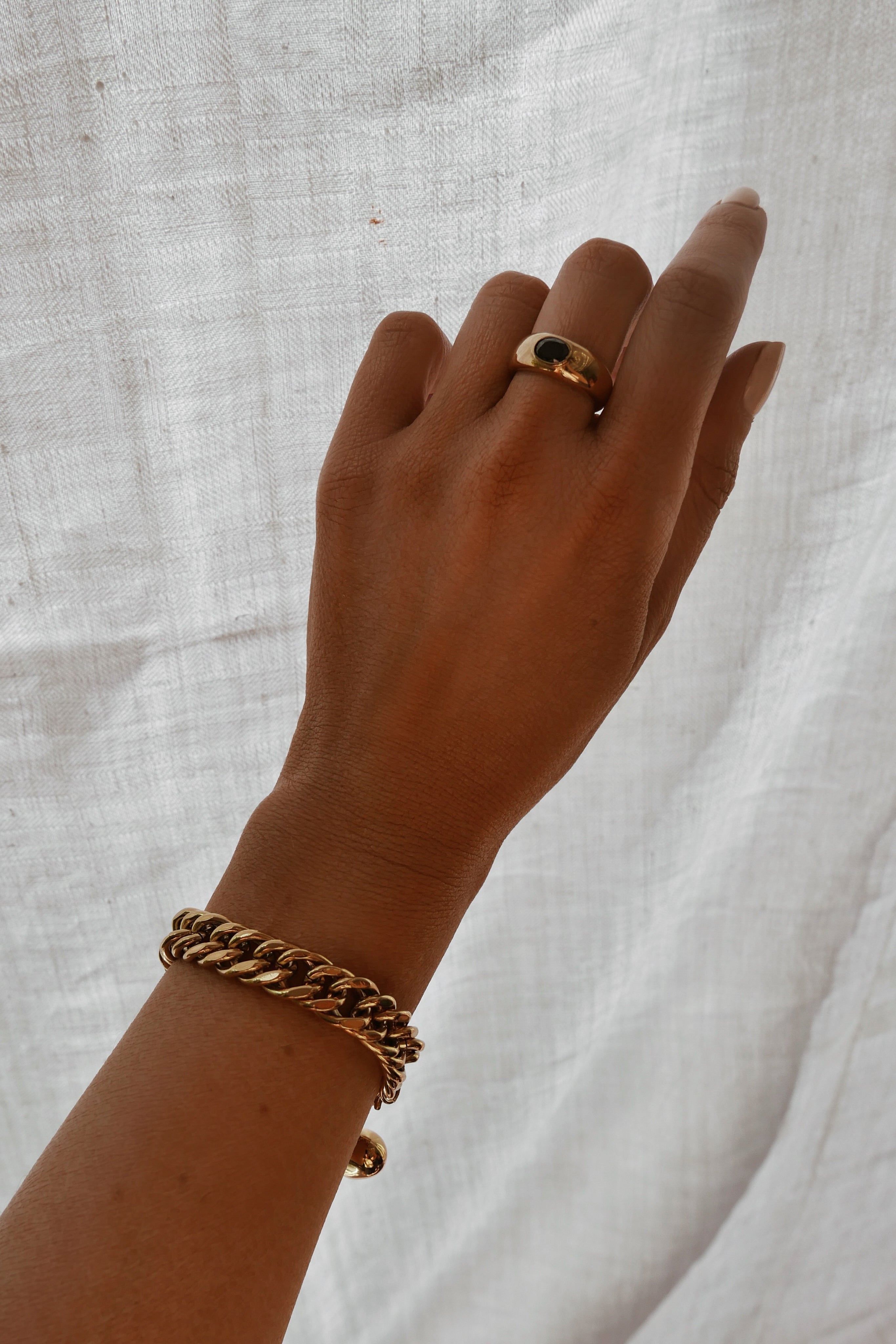 Kim Bracelet - Boutique Minimaliste has waterproof, durable, elegant and vintage inspired jewelry