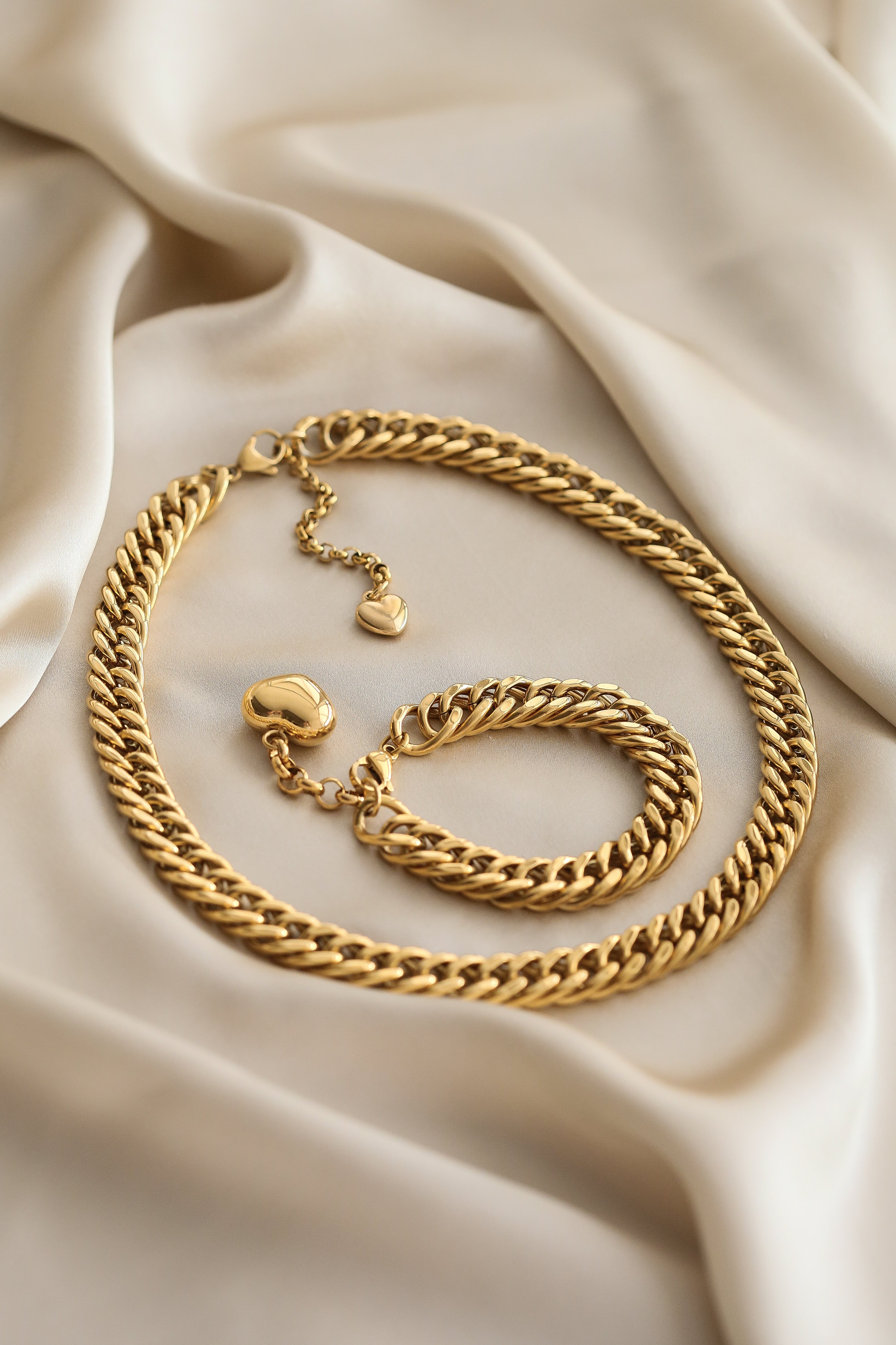 Kim Bracelet - Boutique Minimaliste has waterproof, durable, elegant and vintage inspired jewelry
