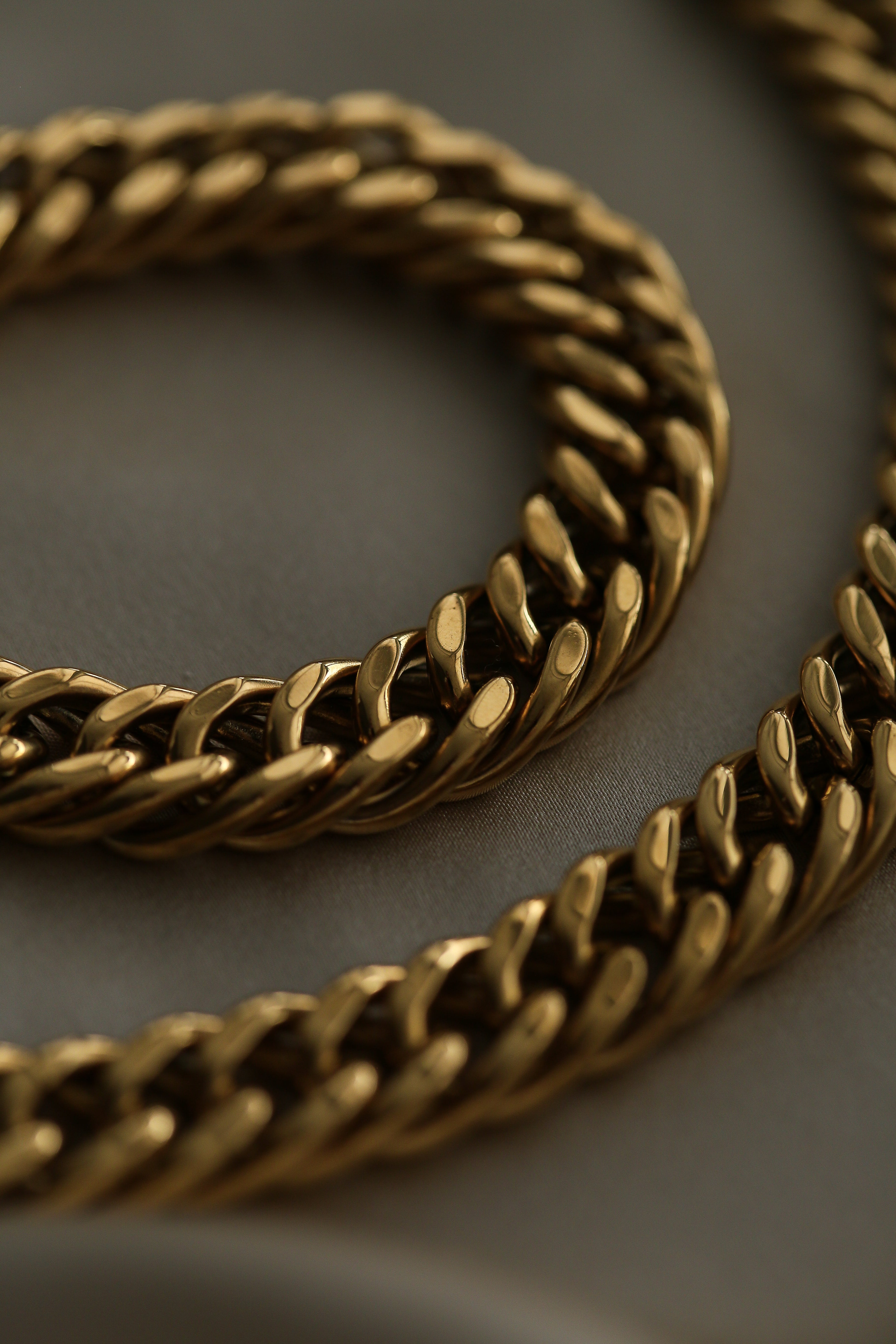 Kim Bracelet - Boutique Minimaliste has waterproof, durable, elegant and vintage inspired jewelry