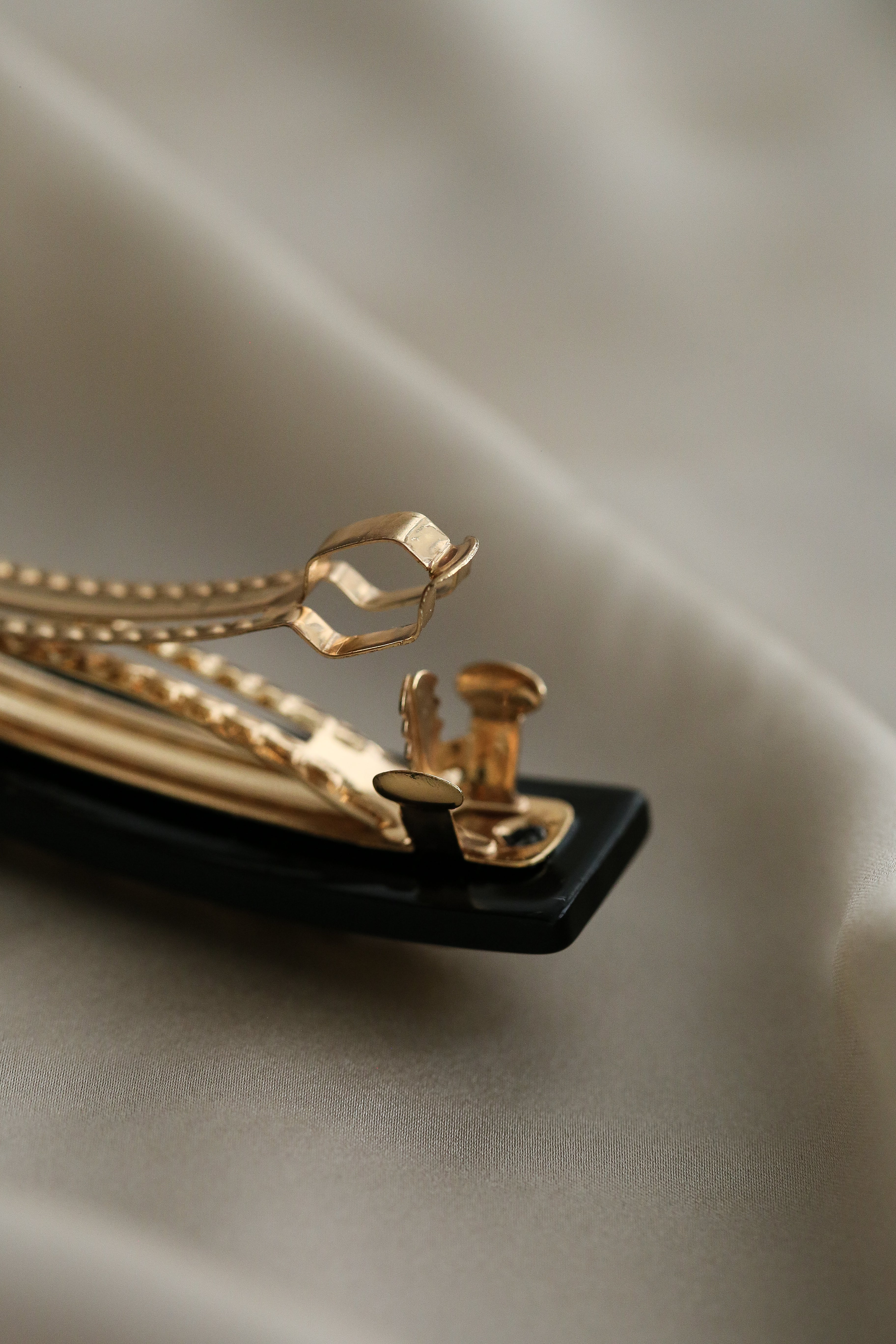Kylie Hair Clip - Boutique Minimaliste has waterproof, durable, elegant and vintage inspired jewelry
