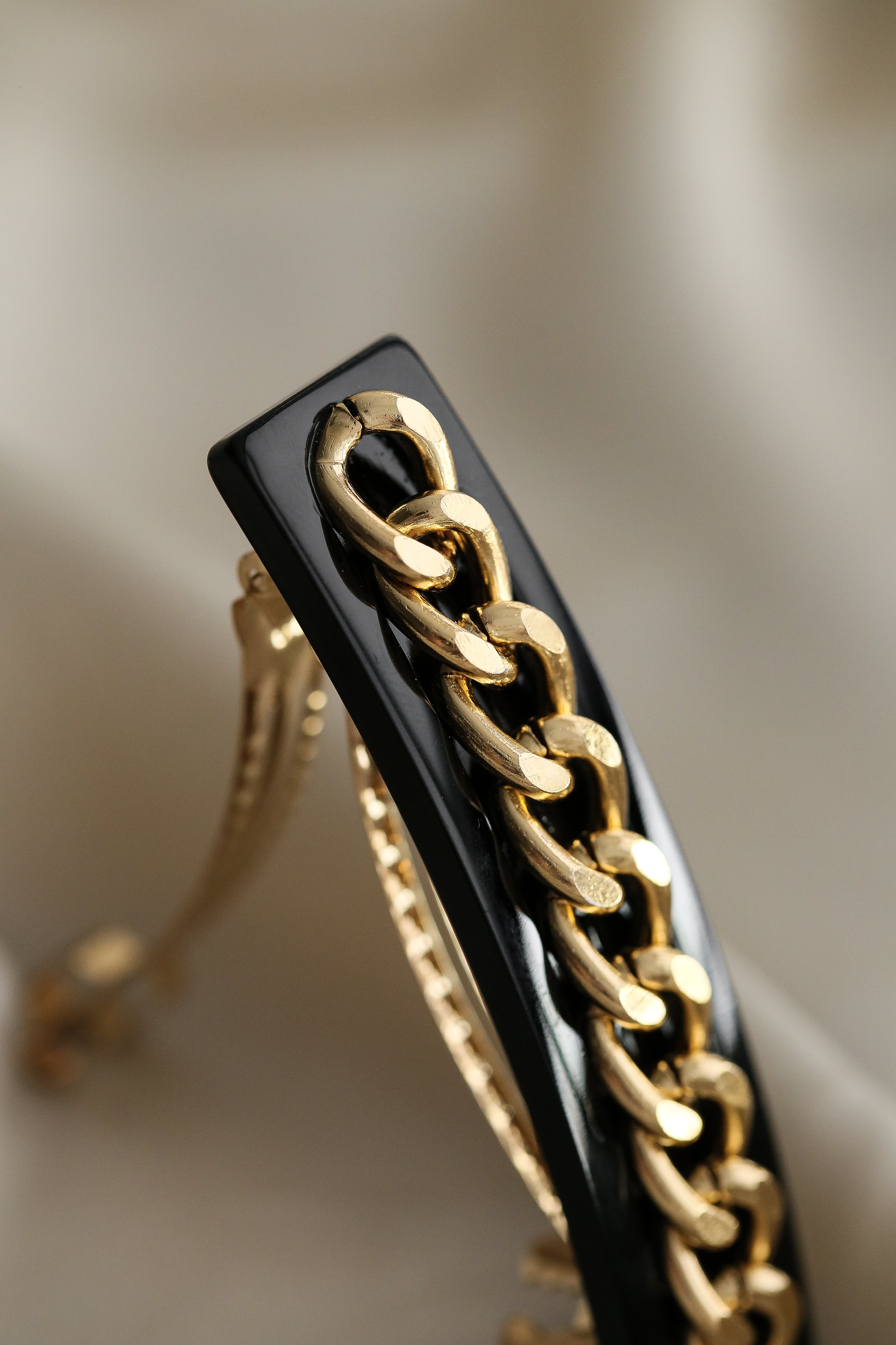 Kylie Hair Clip - Boutique Minimaliste has waterproof, durable, elegant and vintage inspired jewelry
