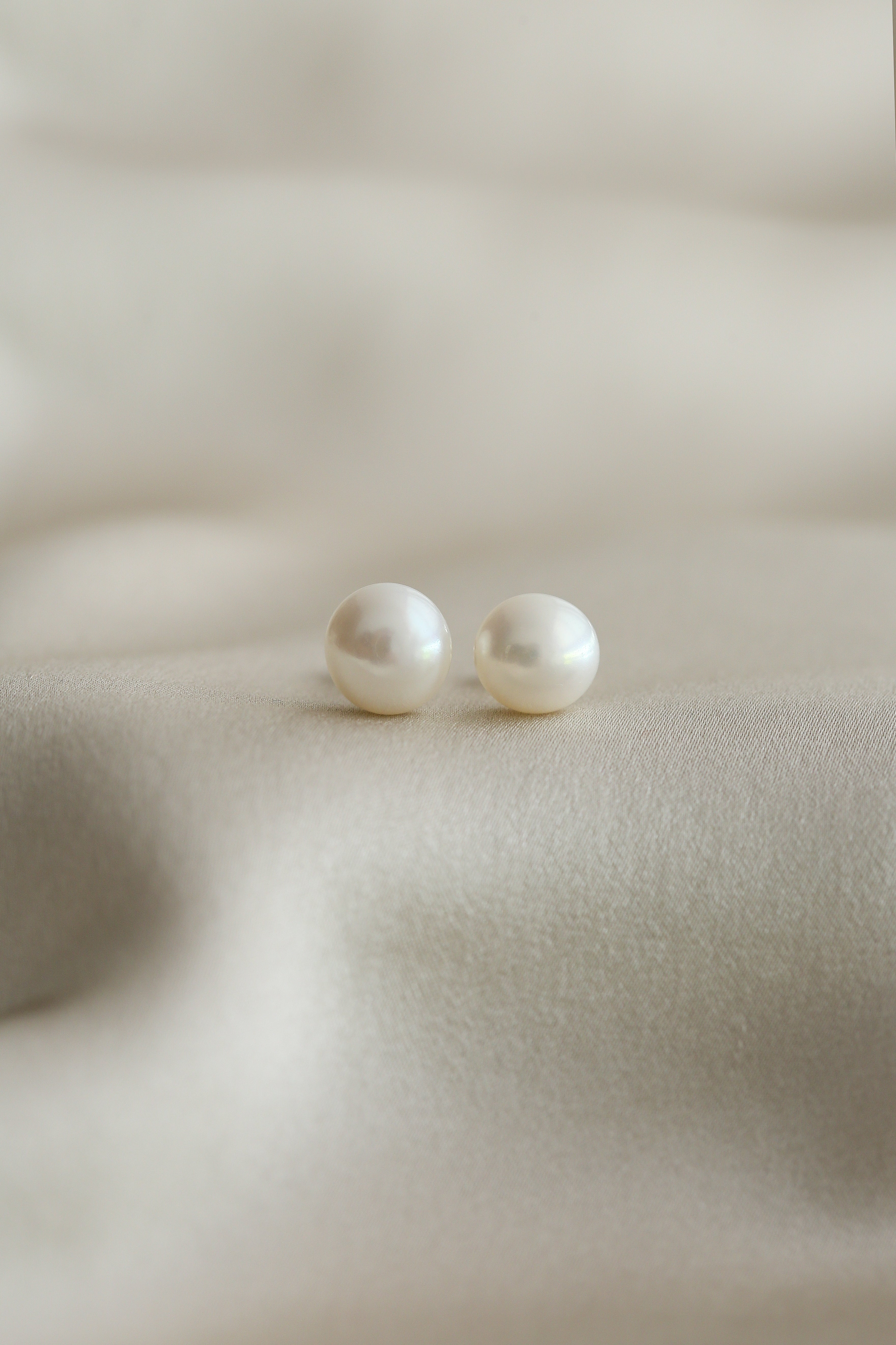 Lili Studs - Boutique Minimaliste has waterproof, durable, elegant and vintage inspired jewelry