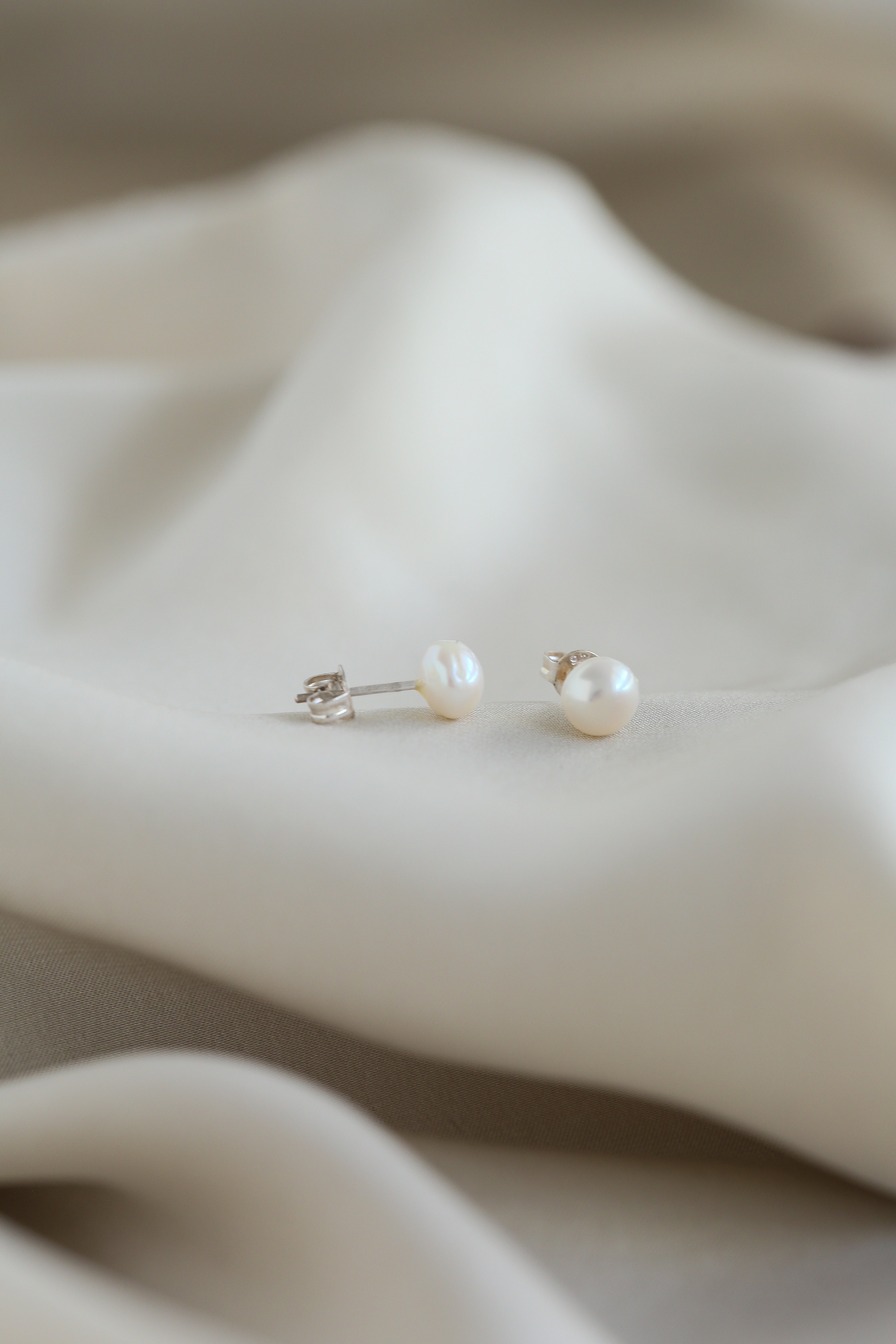 Lili Studs - Boutique Minimaliste has waterproof, durable, elegant and vintage inspired jewelry