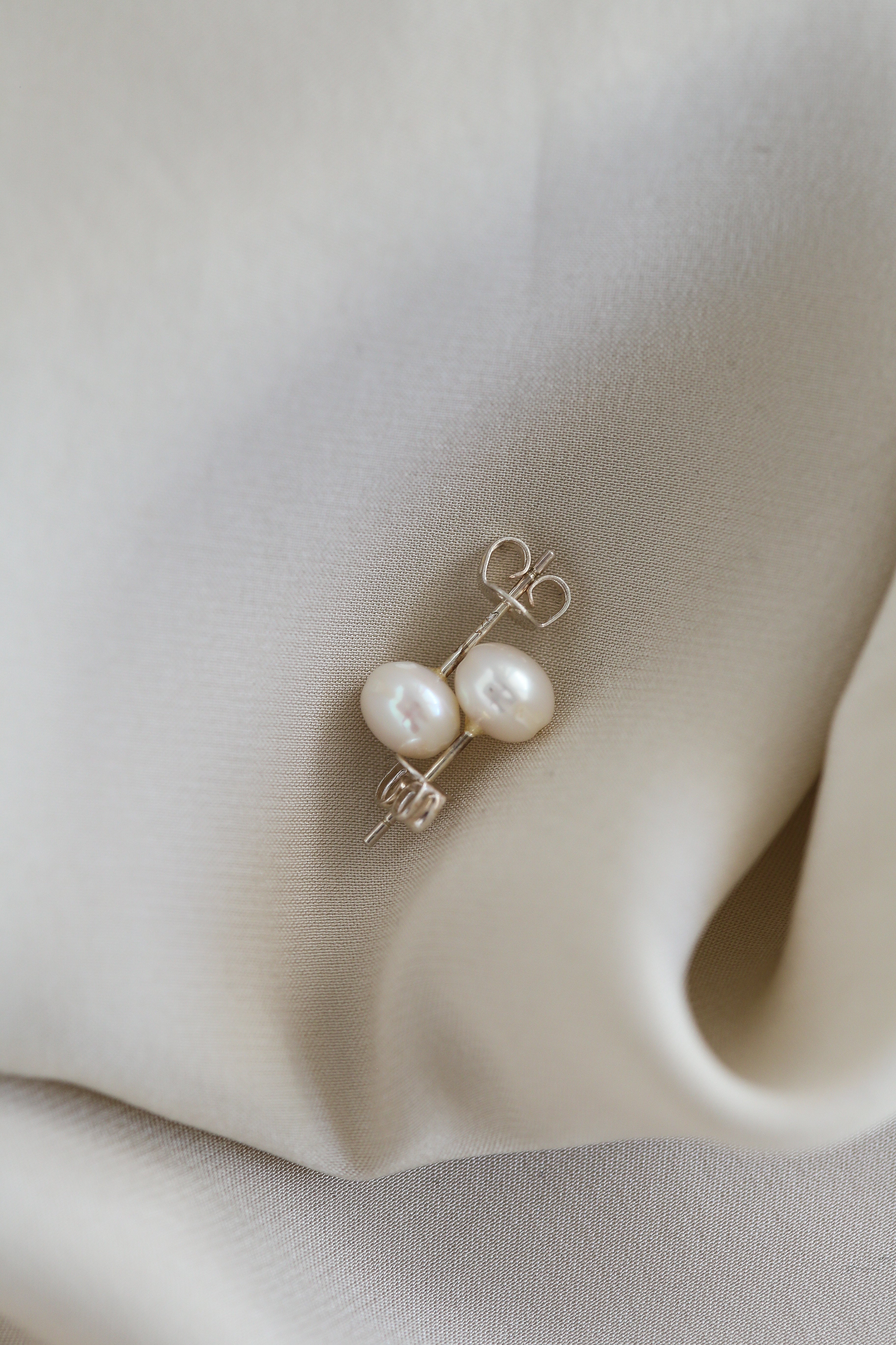 Lili Studs - Boutique Minimaliste has waterproof, durable, elegant and vintage inspired jewelry