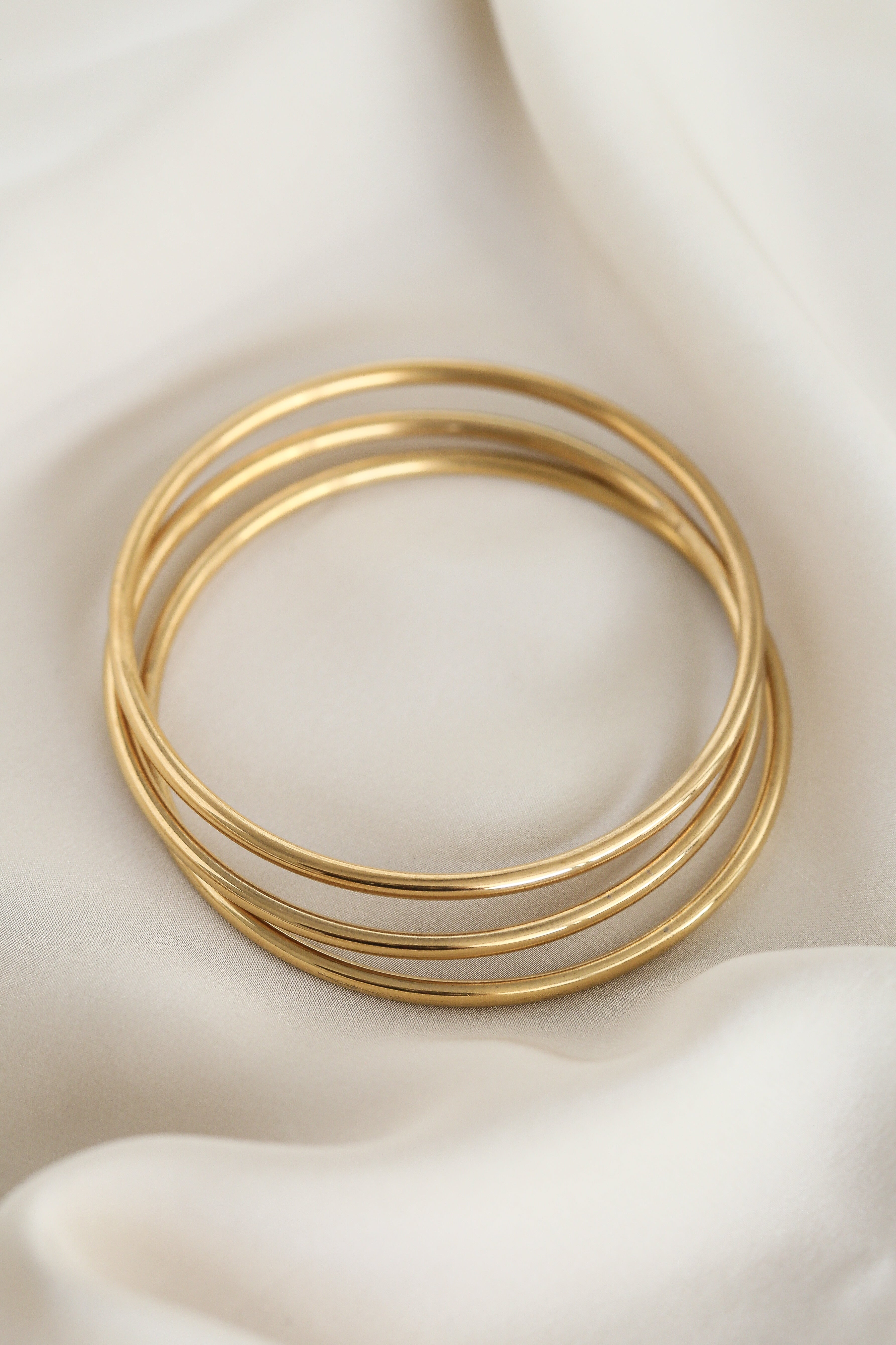 Lola Bangles - Boutique Minimaliste has waterproof, durable, elegant and vintage inspired jewelry