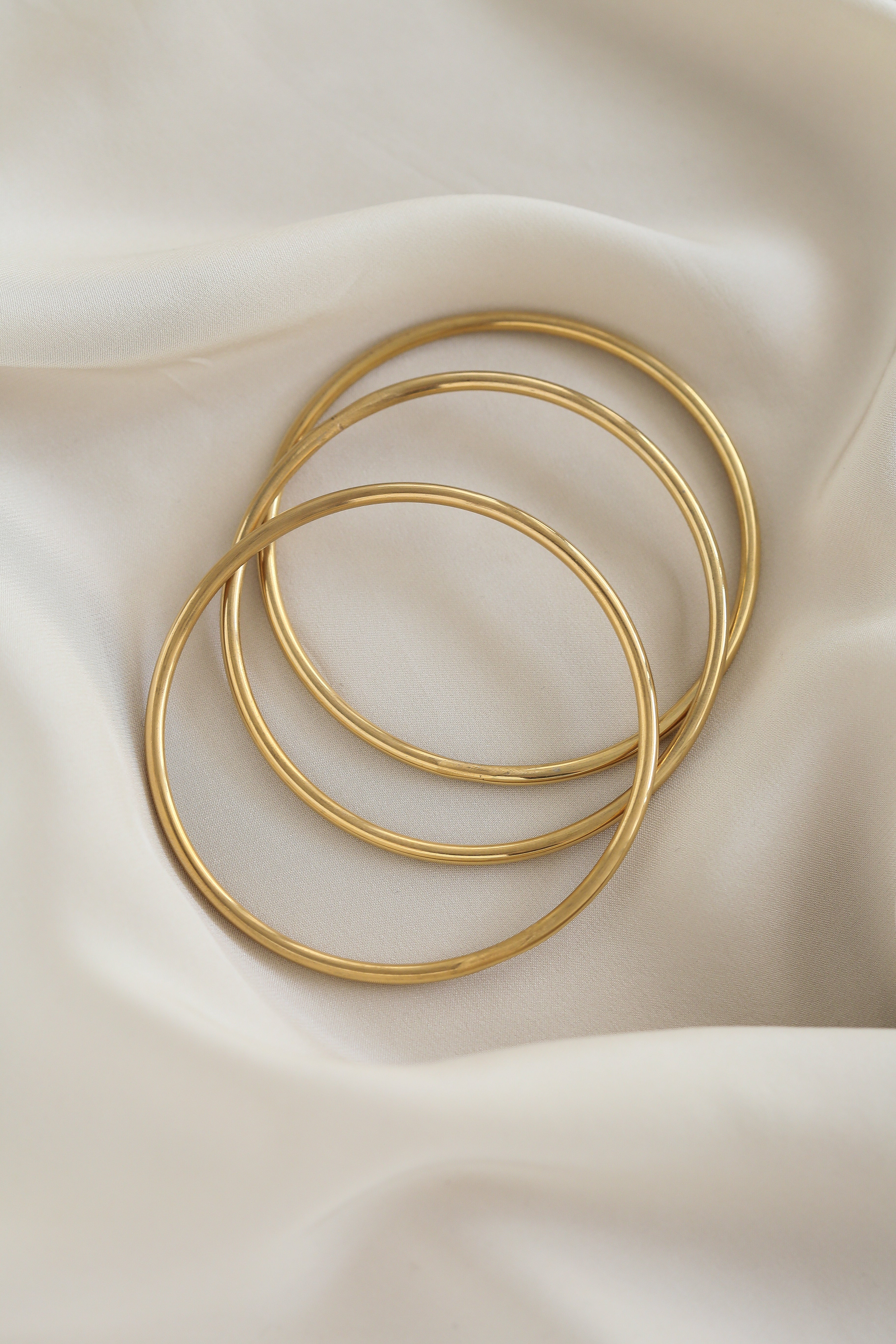 Lola Bangles - Boutique Minimaliste has waterproof, durable, elegant and vintage inspired jewelry