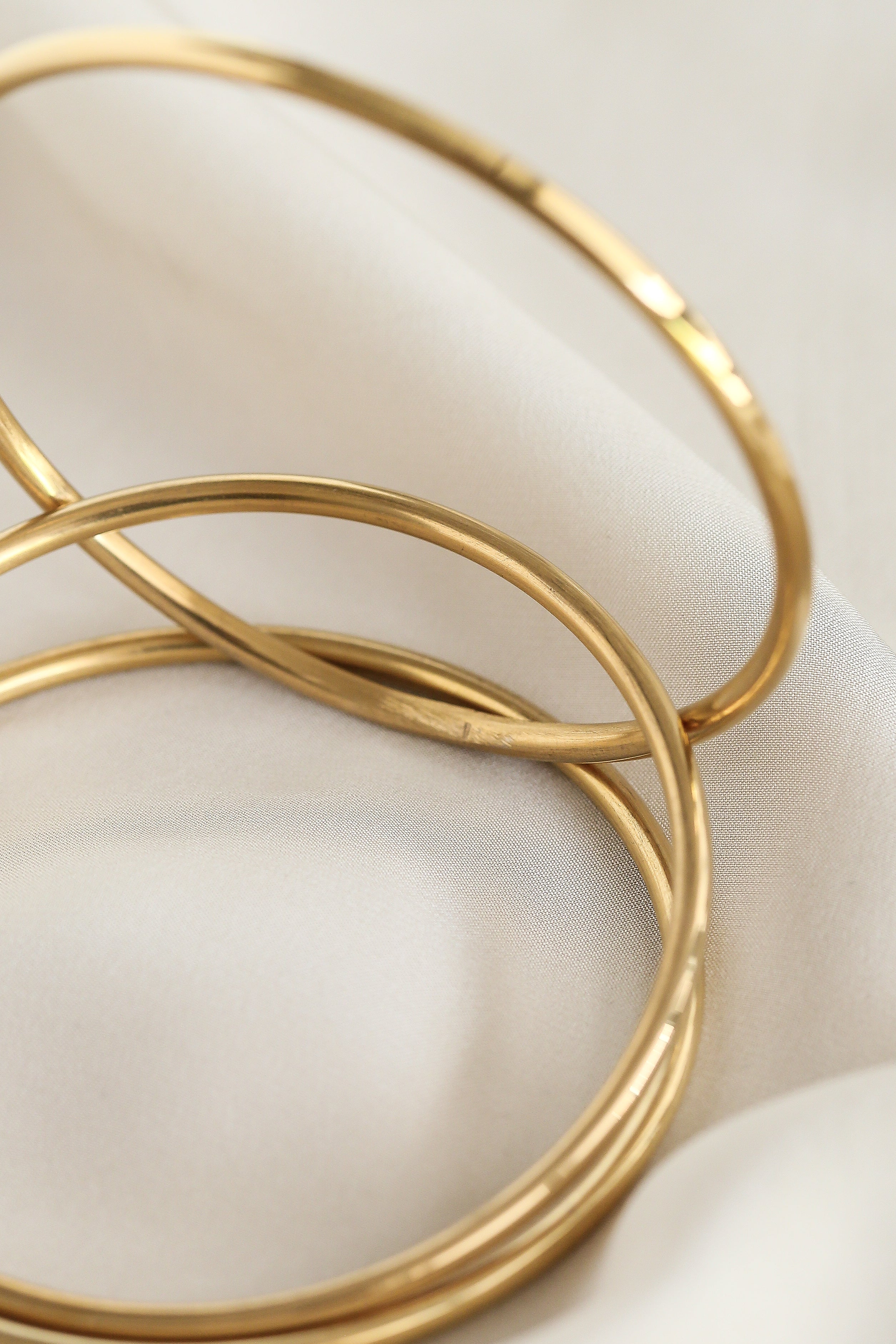 Lola Bangles - Boutique Minimaliste has waterproof, durable, elegant and vintage inspired jewelry