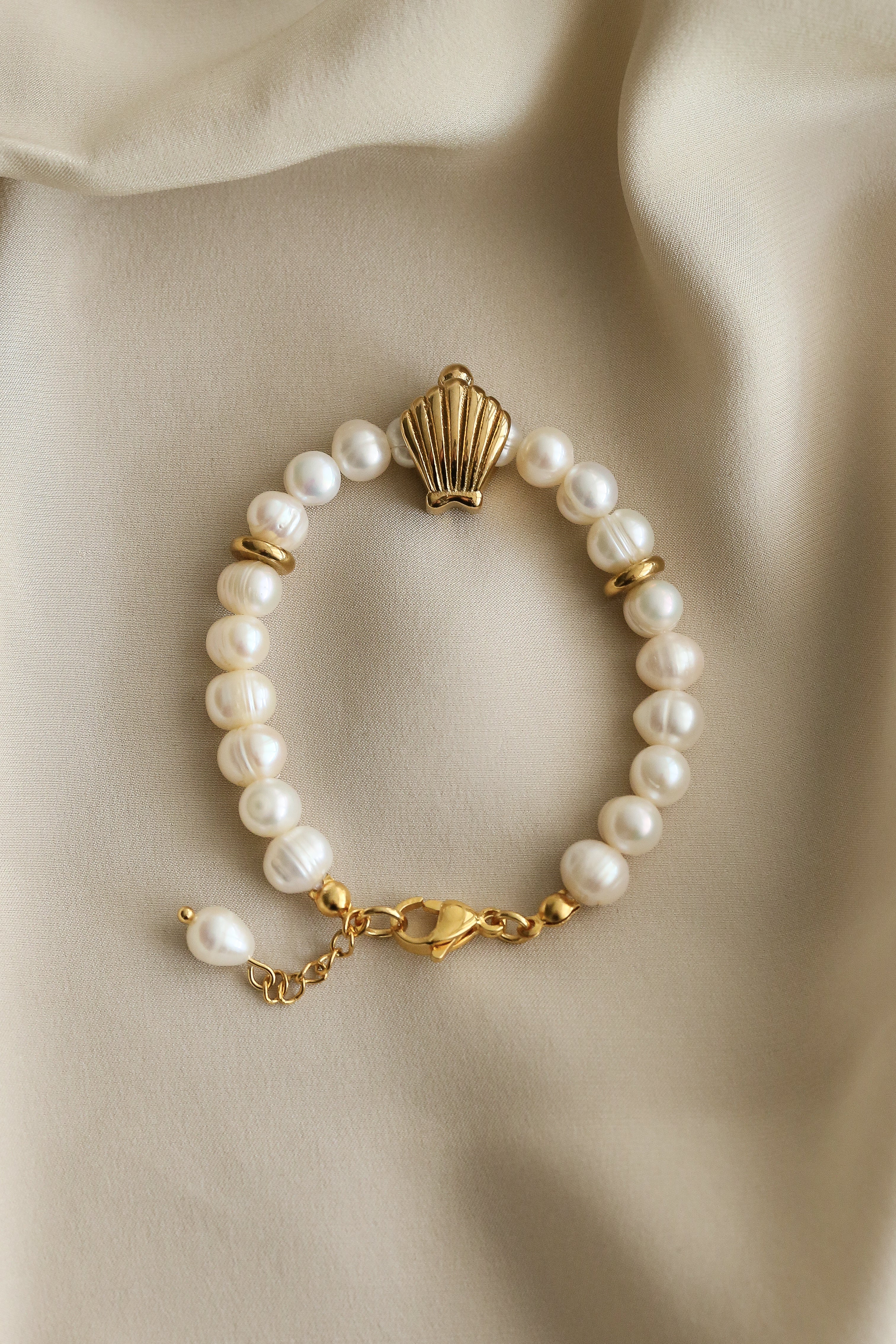Luce Bracelet - Boutique Minimaliste has waterproof, durable, elegant and vintage inspired jewelry
