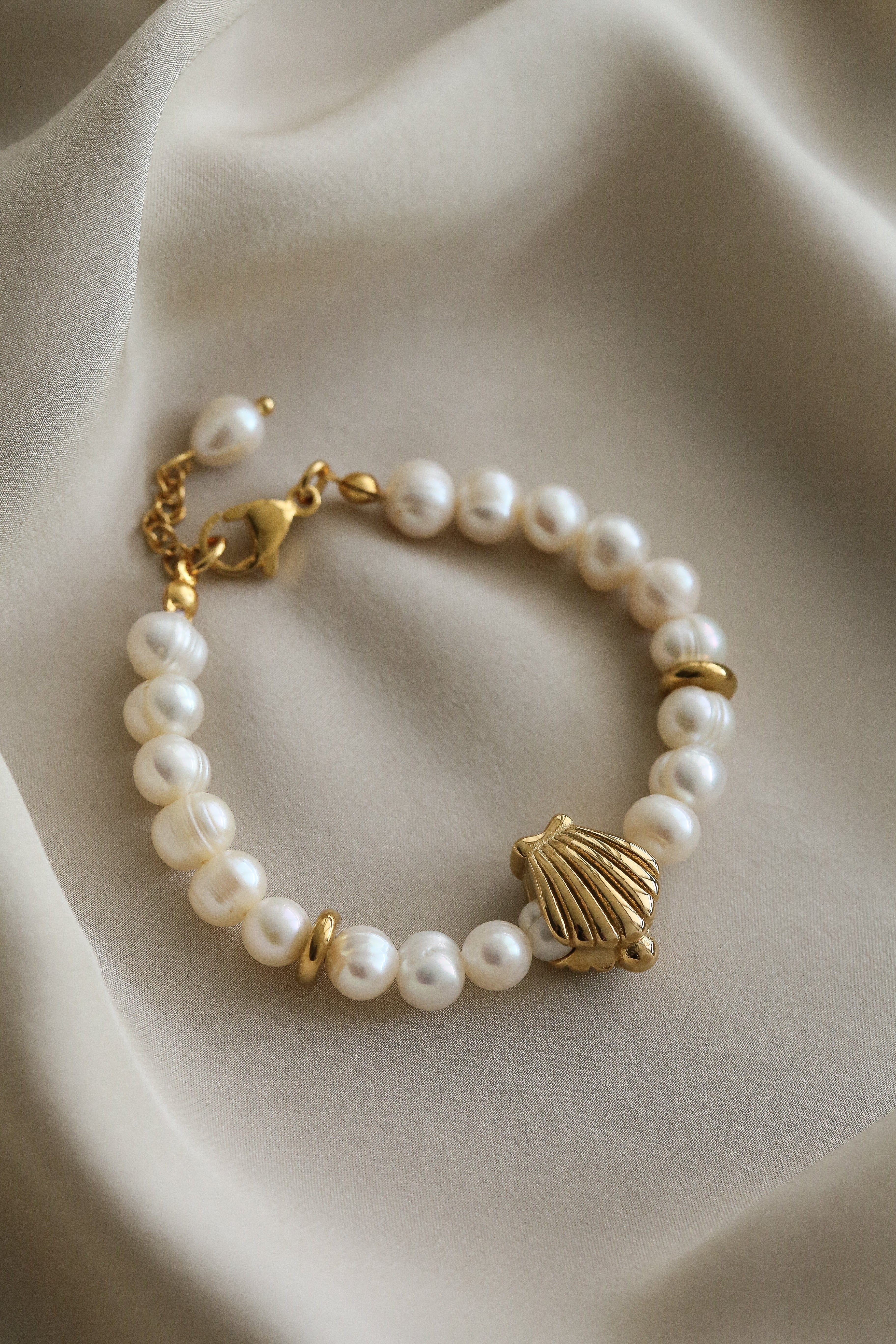 Luce Bracelet - Boutique Minimaliste has waterproof, durable, elegant and vintage inspired jewelry