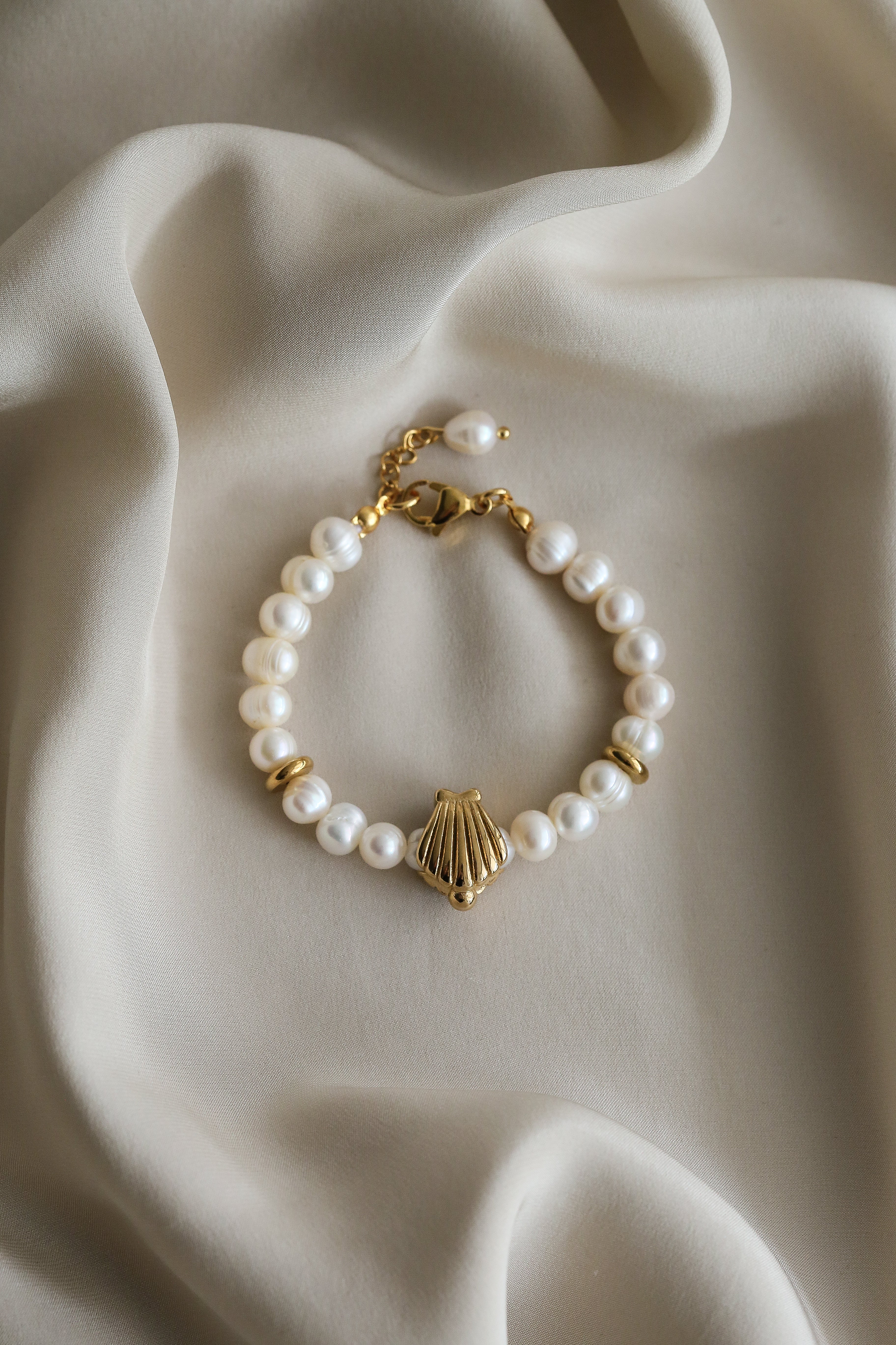 Luce Bracelet - Boutique Minimaliste has waterproof, durable, elegant and vintage inspired jewelry
