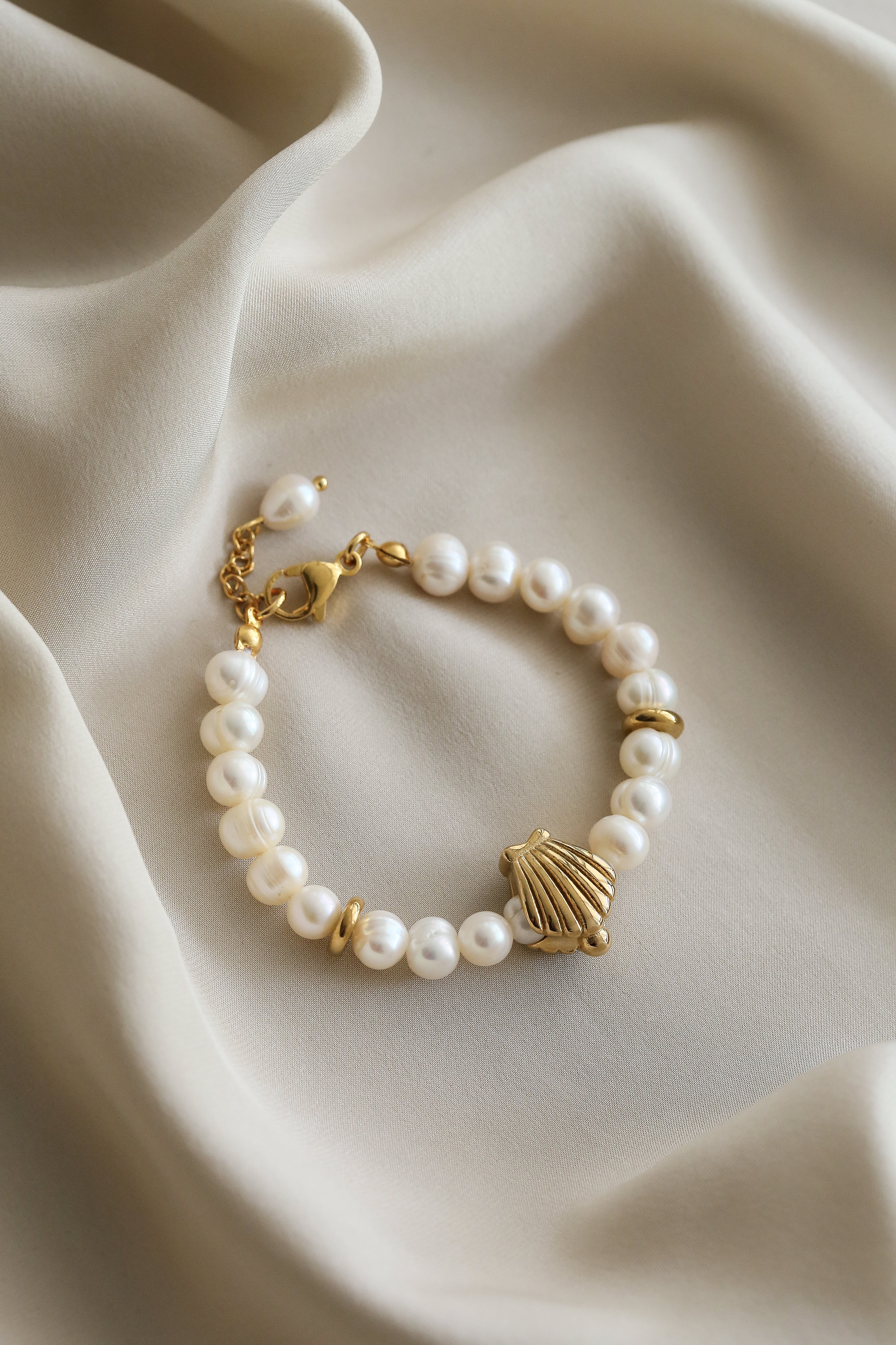 Luce Bracelet - Boutique Minimaliste has waterproof, durable, elegant and vintage inspired jewelry