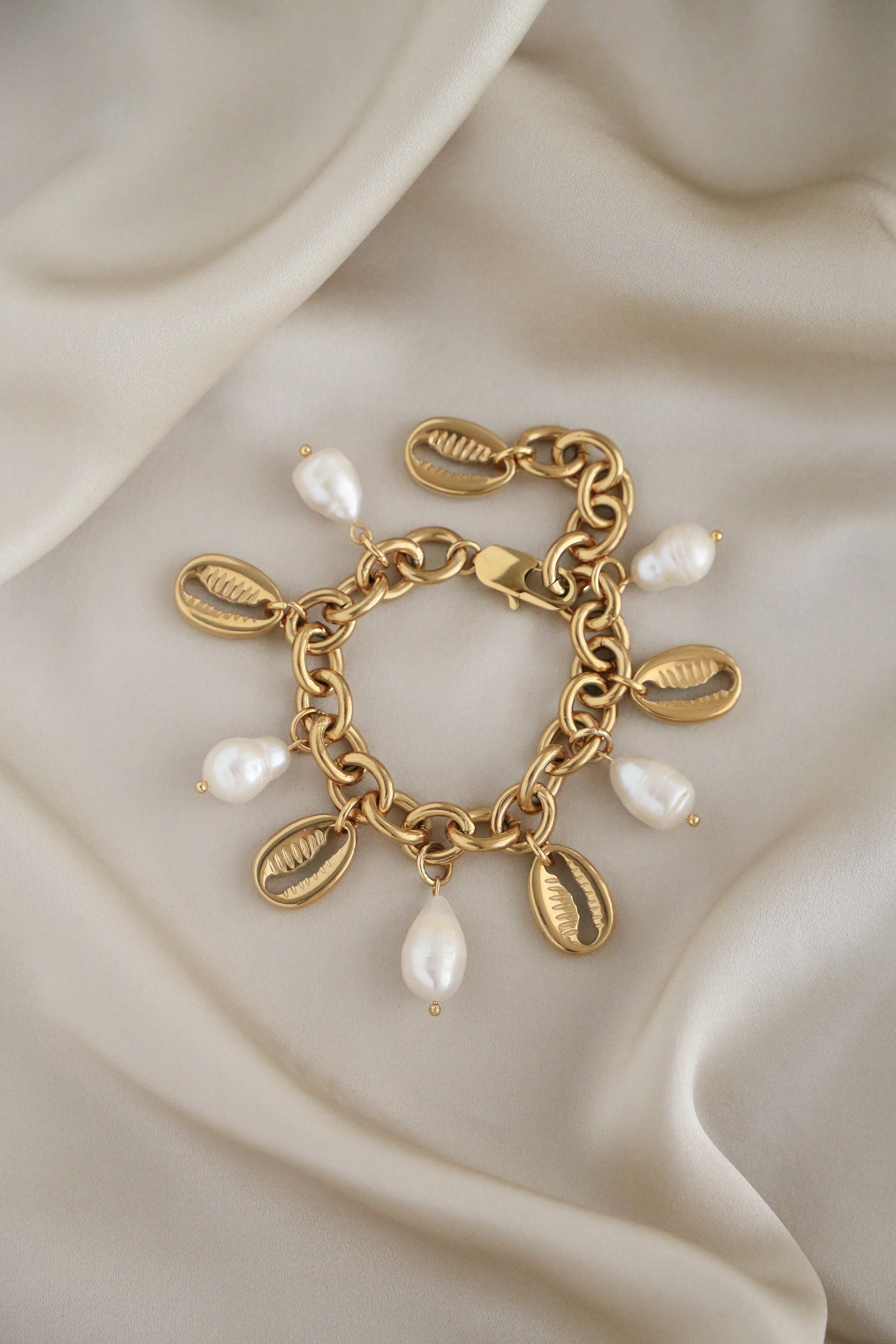 Maria Bracelet - Boutique Minimaliste has waterproof, durable, elegant and vintage inspired jewelry