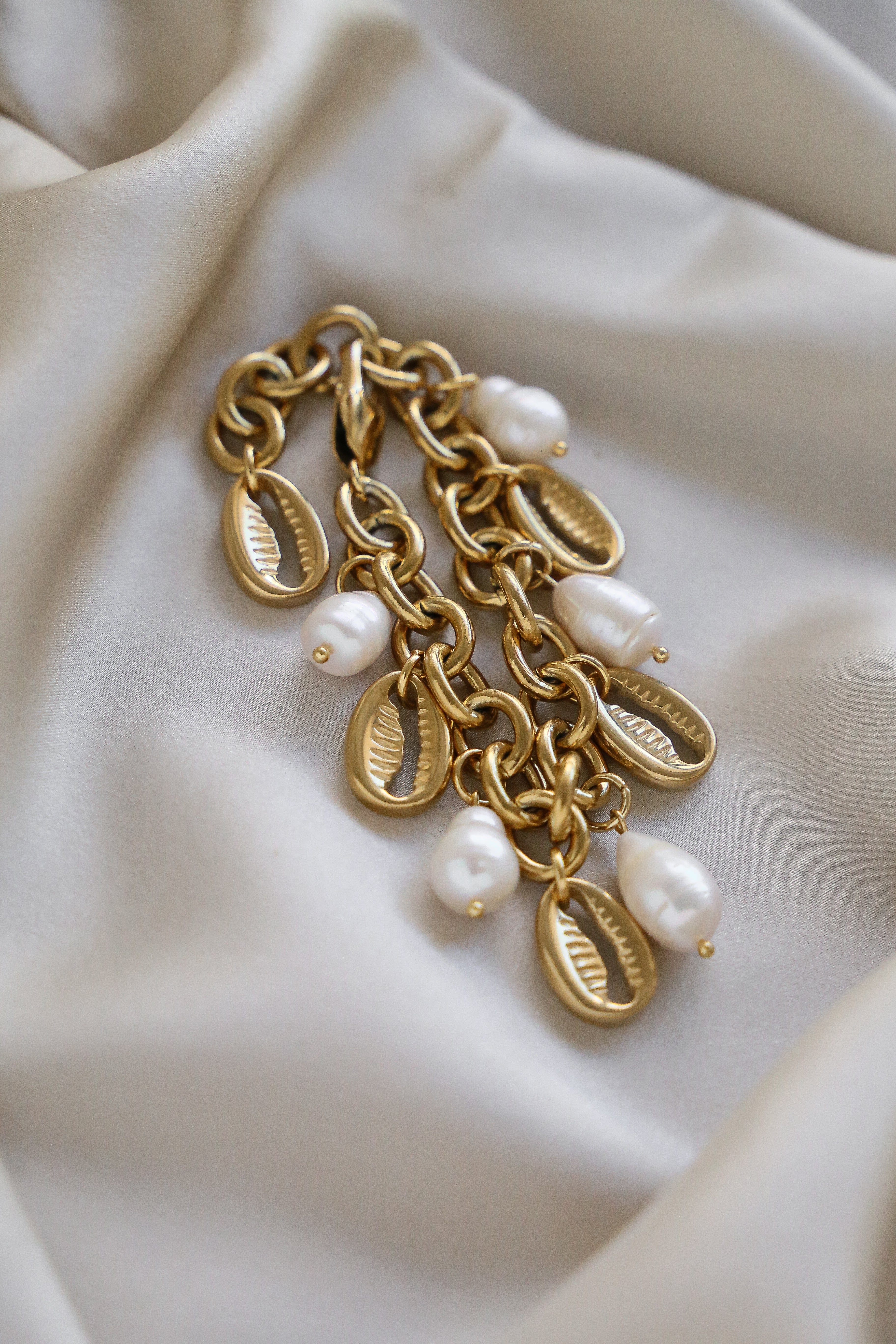 Maria Bracelet - Boutique Minimaliste has waterproof, durable, elegant and vintage inspired jewelry