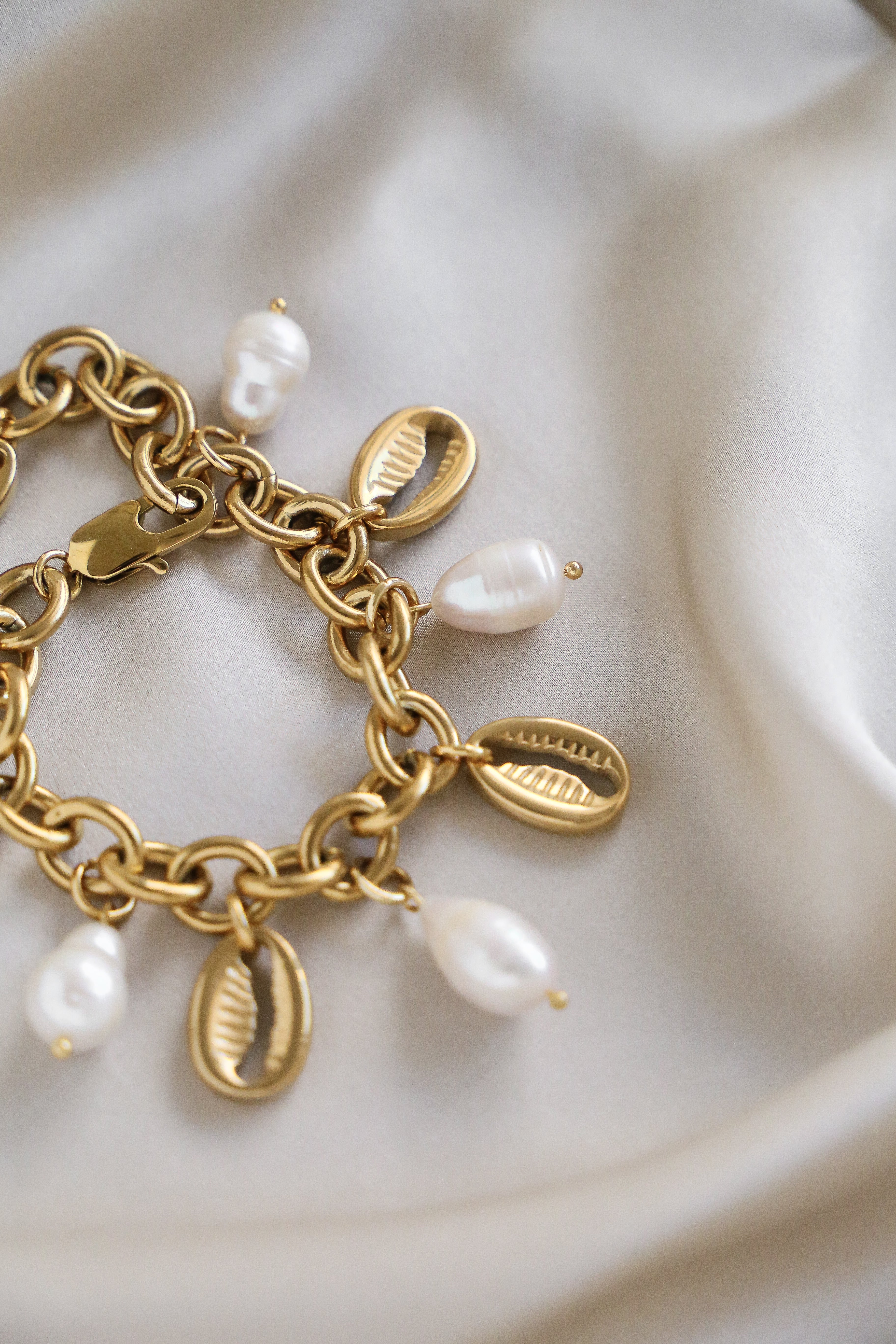 Maria Bracelet - Boutique Minimaliste has waterproof, durable, elegant and vintage inspired jewelry