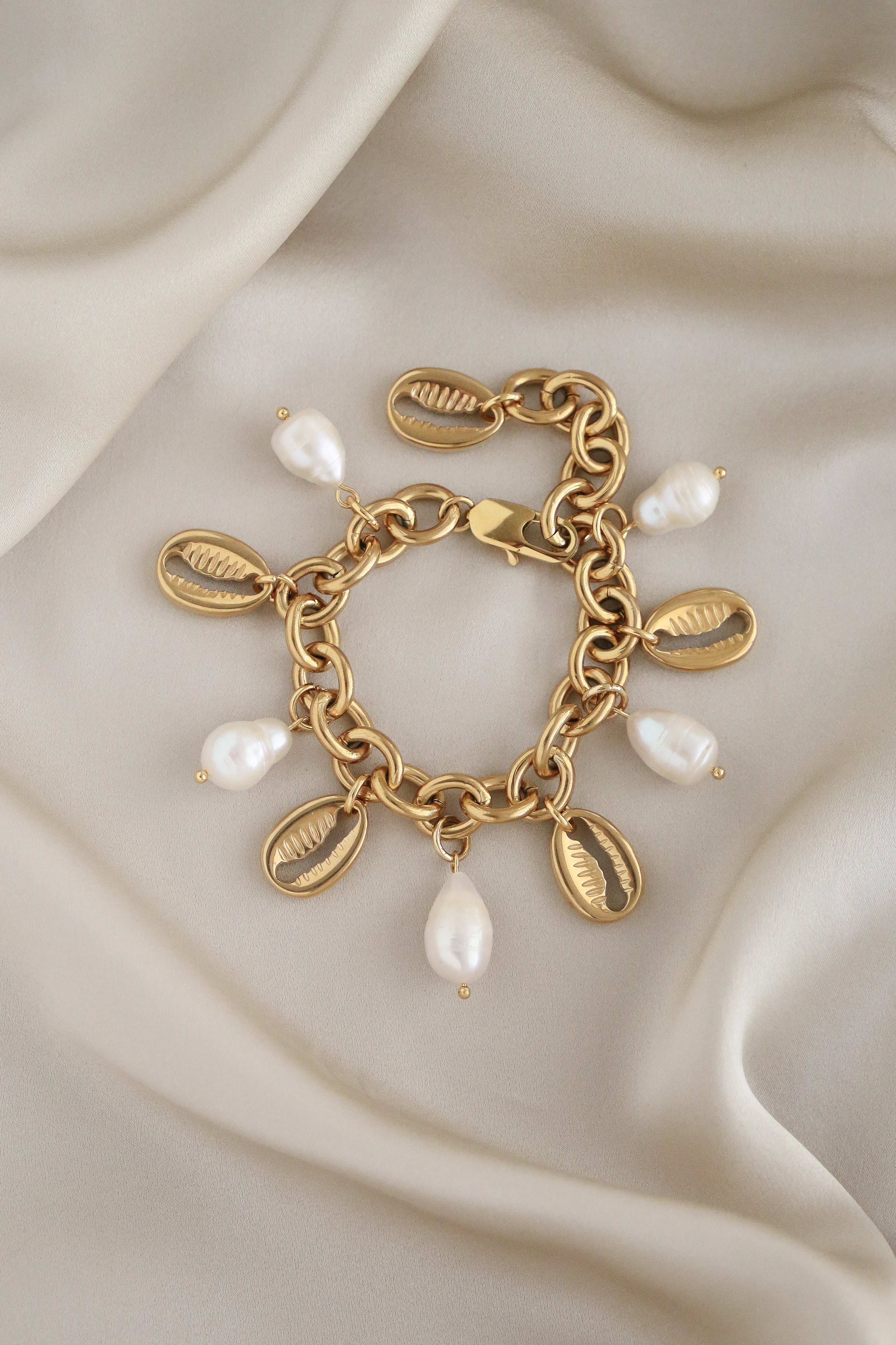 Maria Bracelet - Boutique Minimaliste has waterproof, durable, elegant and vintage inspired jewelry