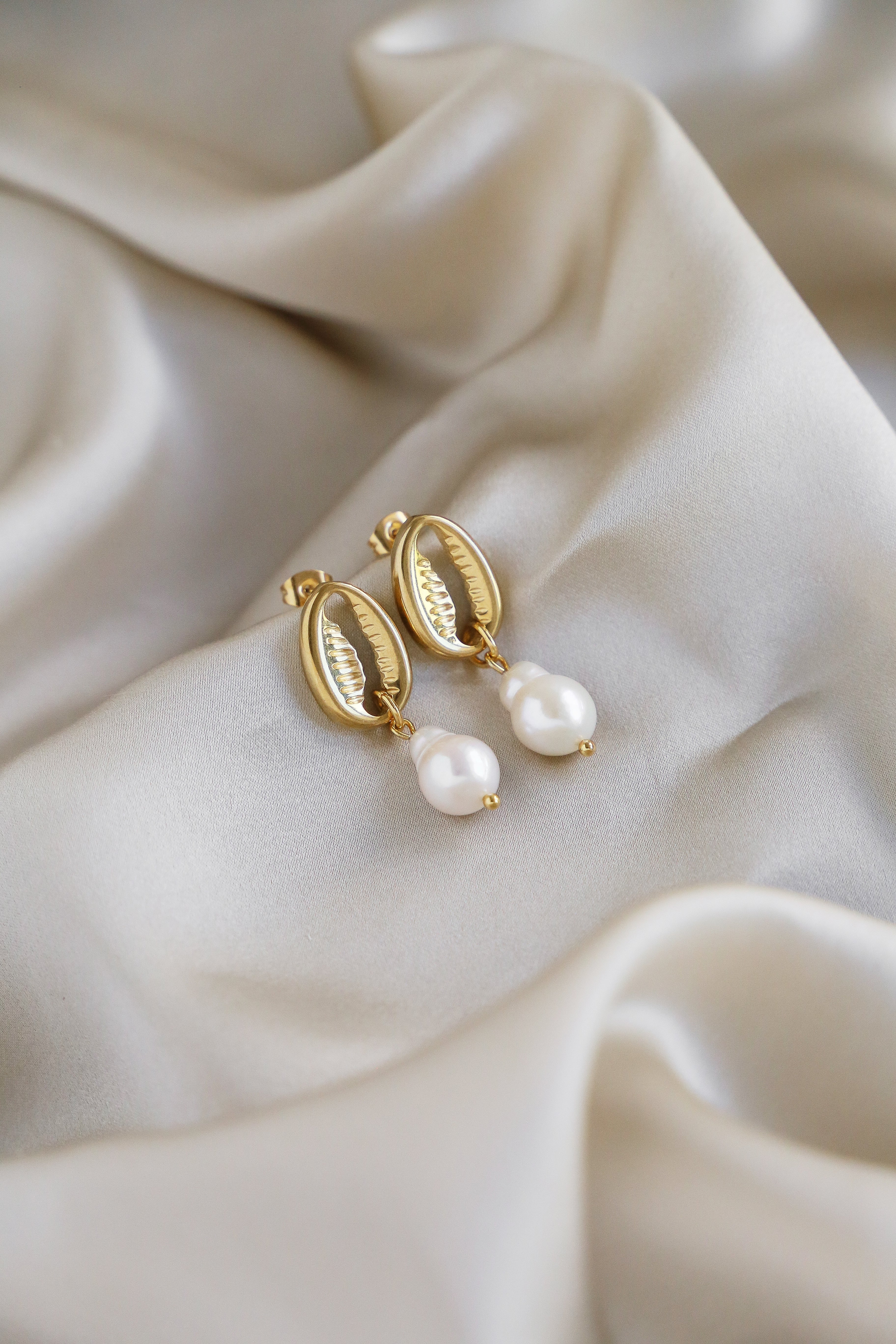 Maria Earrings - Boutique Minimaliste has waterproof, durable, elegant and vintage inspired jewelry