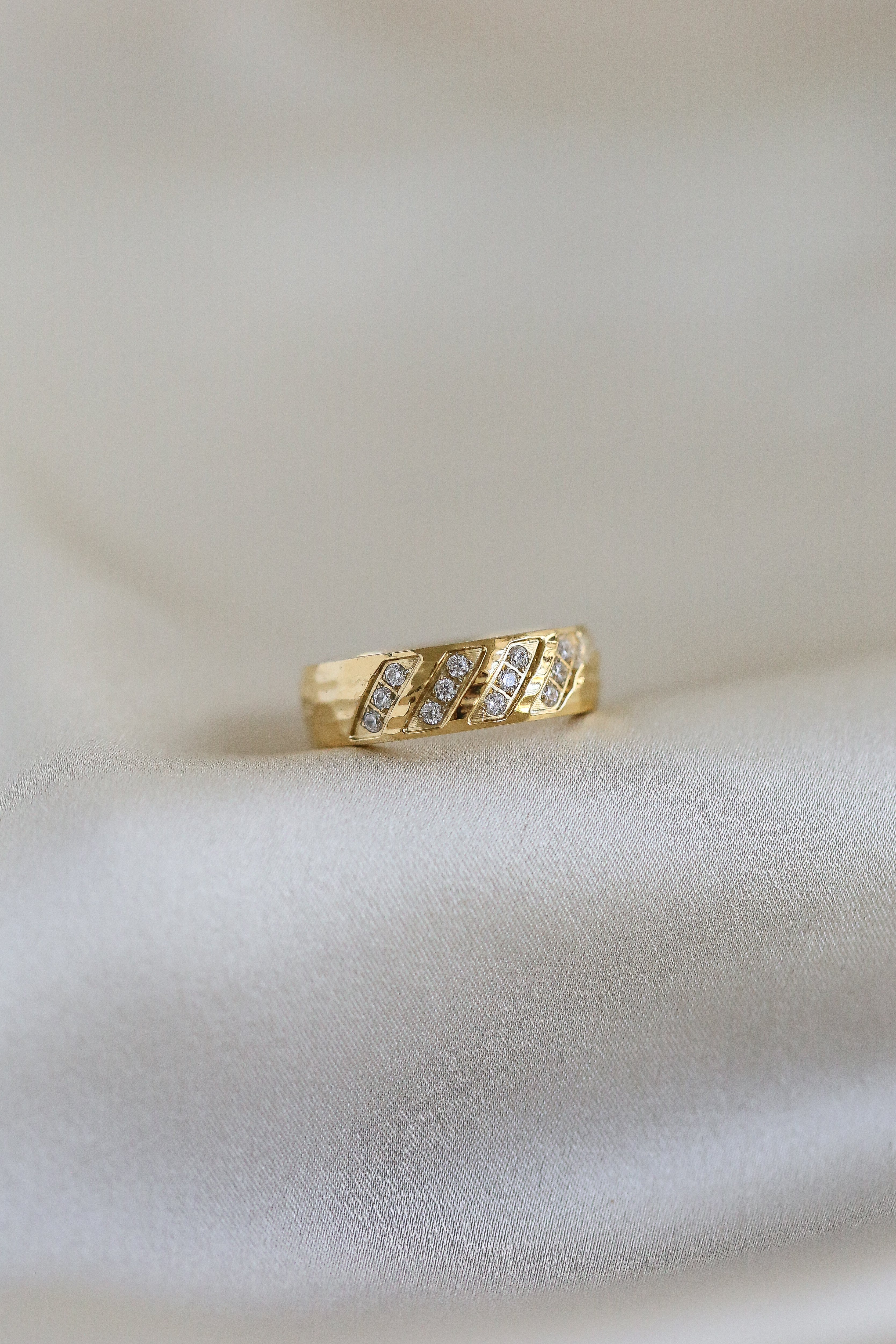 Mia Ring - Boutique Minimaliste has waterproof, durable, elegant and vintage inspired jewelry