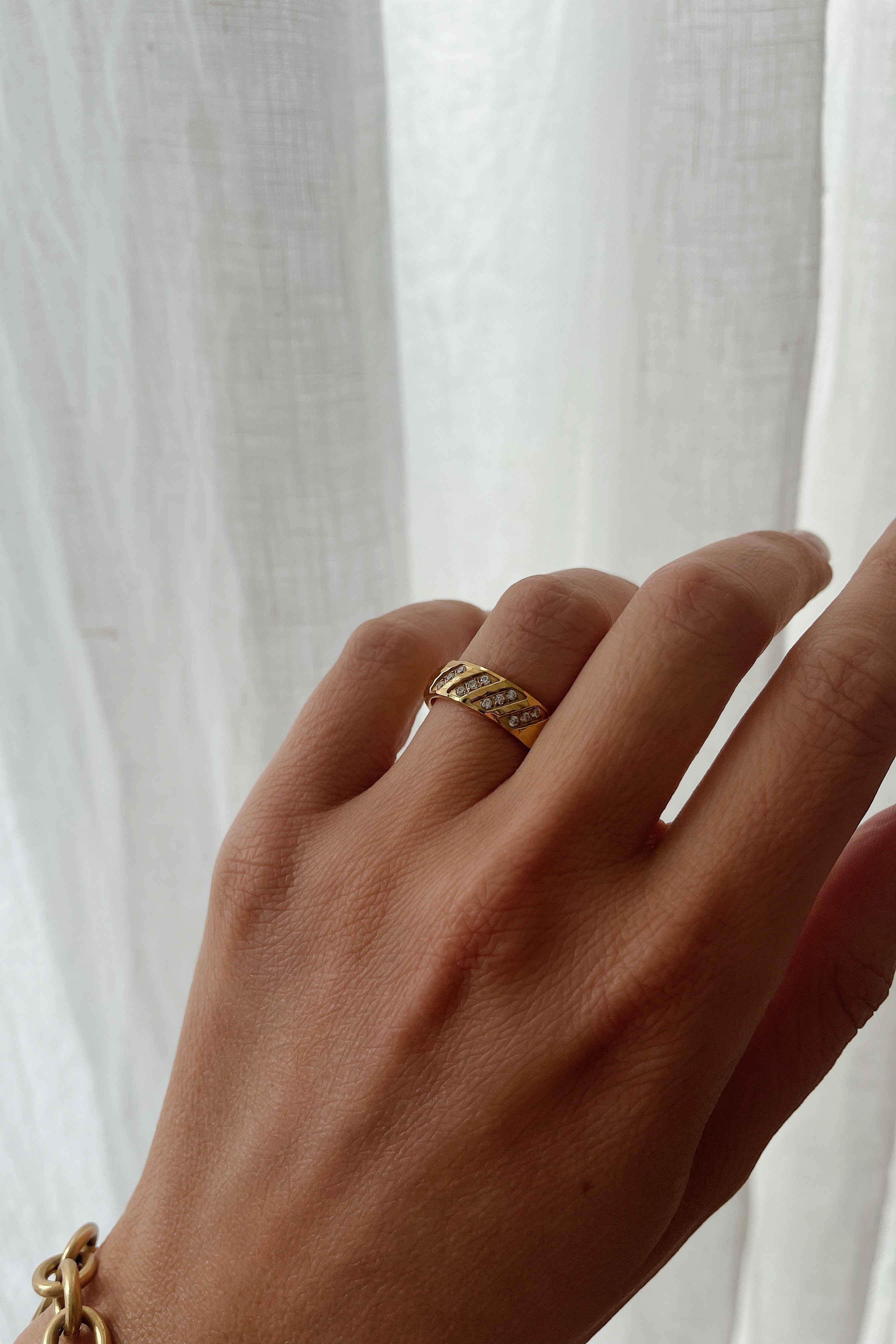 Mia Ring - Boutique Minimaliste has waterproof, durable, elegant and vintage inspired jewelry