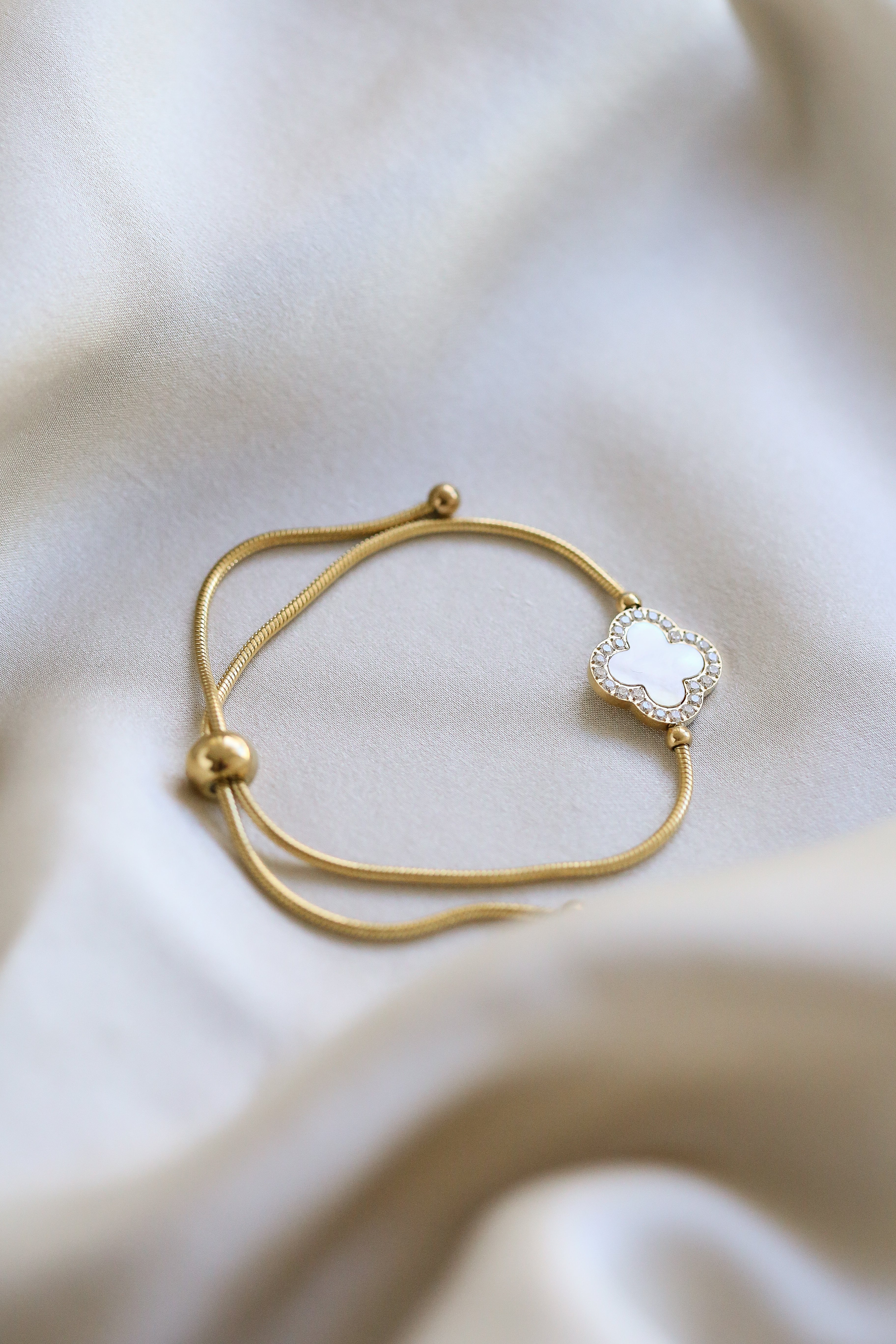 Mila Bracelet - Boutique Minimaliste has waterproof, durable, elegant and vintage inspired jewelry