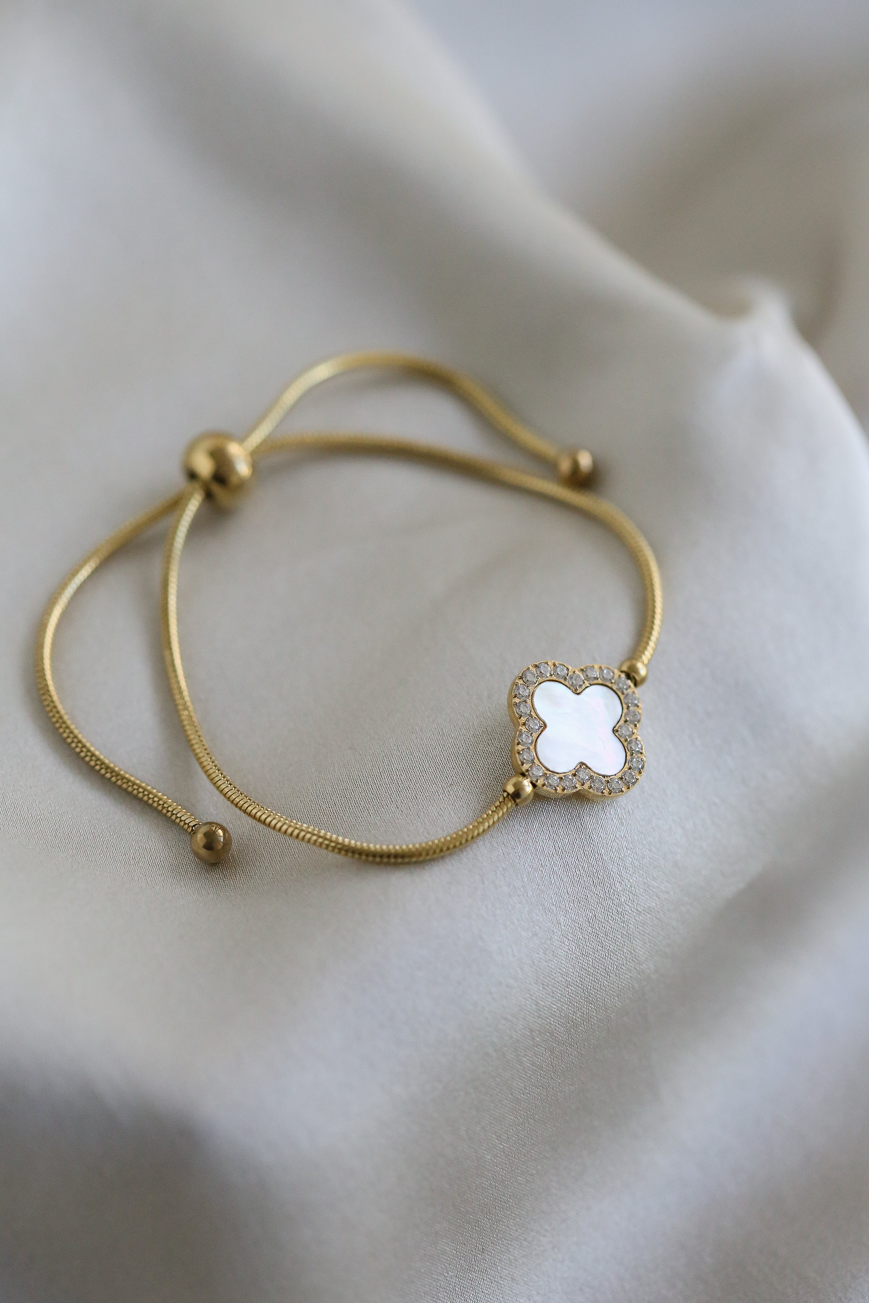 Mila Bracelet - Boutique Minimaliste has waterproof, durable, elegant and vintage inspired jewelry