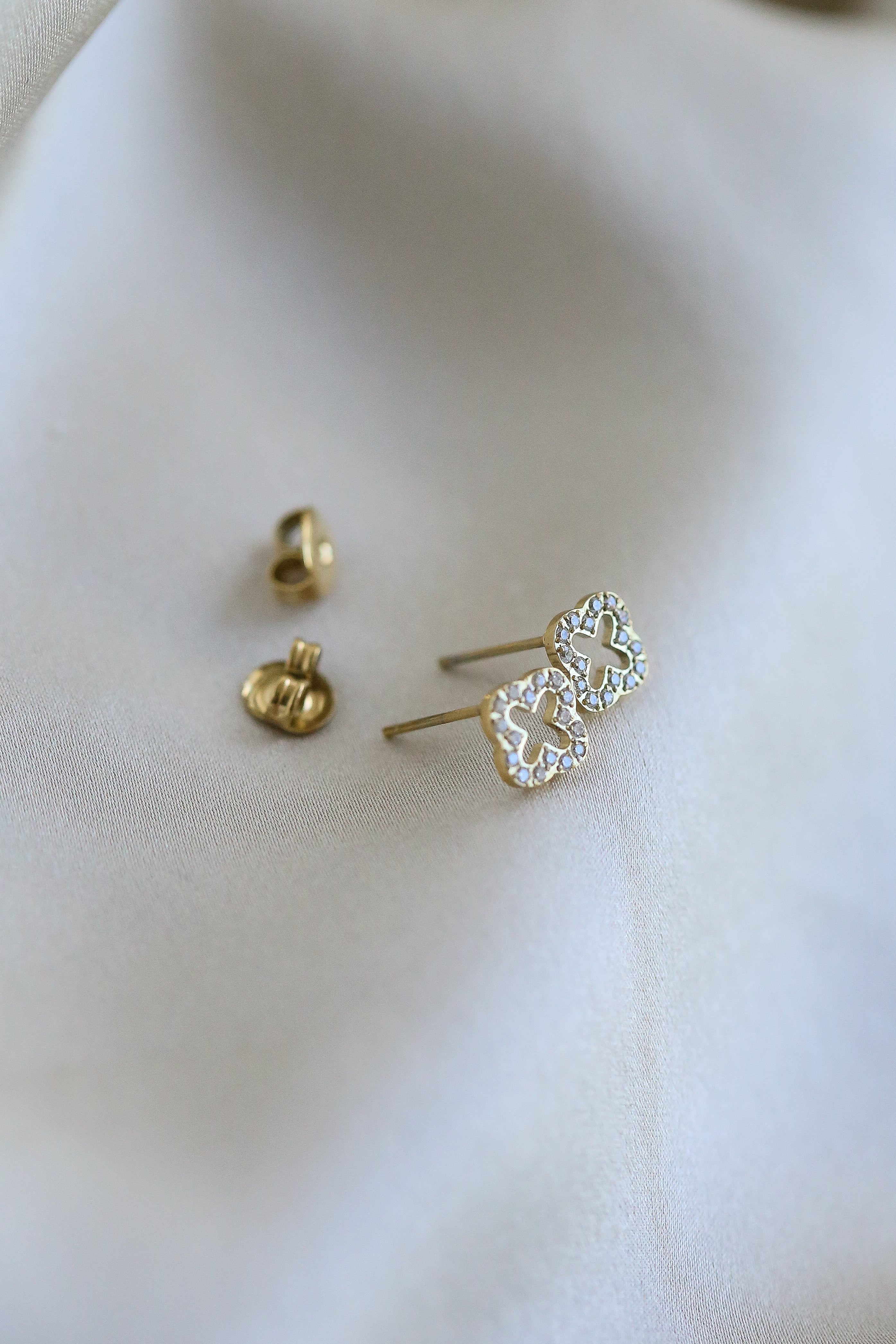 Mimi Studs - Boutique Minimaliste has waterproof, durable, elegant and vintage inspired jewelry