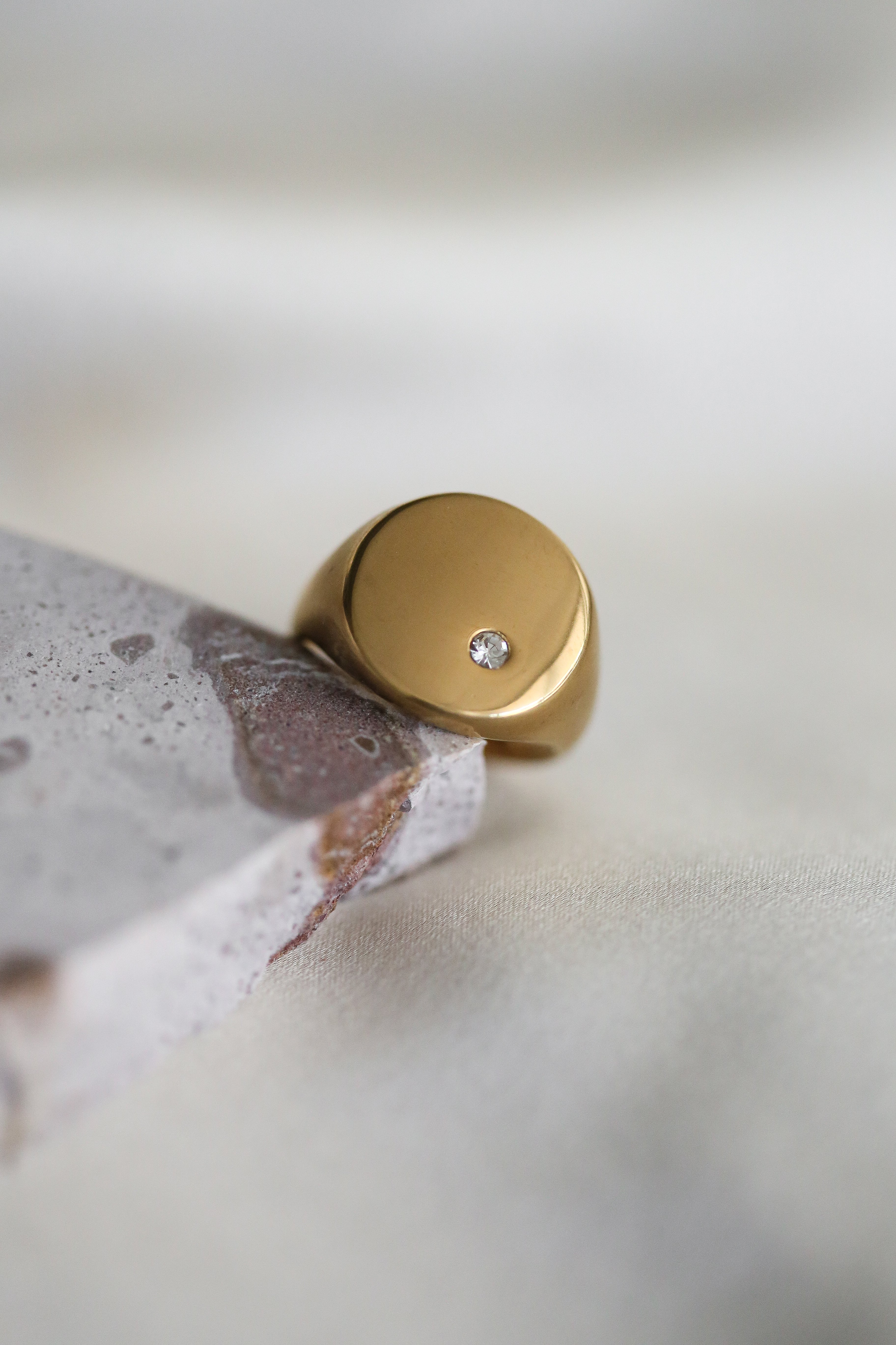 Noa Ring - Boutique Minimaliste has waterproof, durable, elegant and vintage inspired jewelry