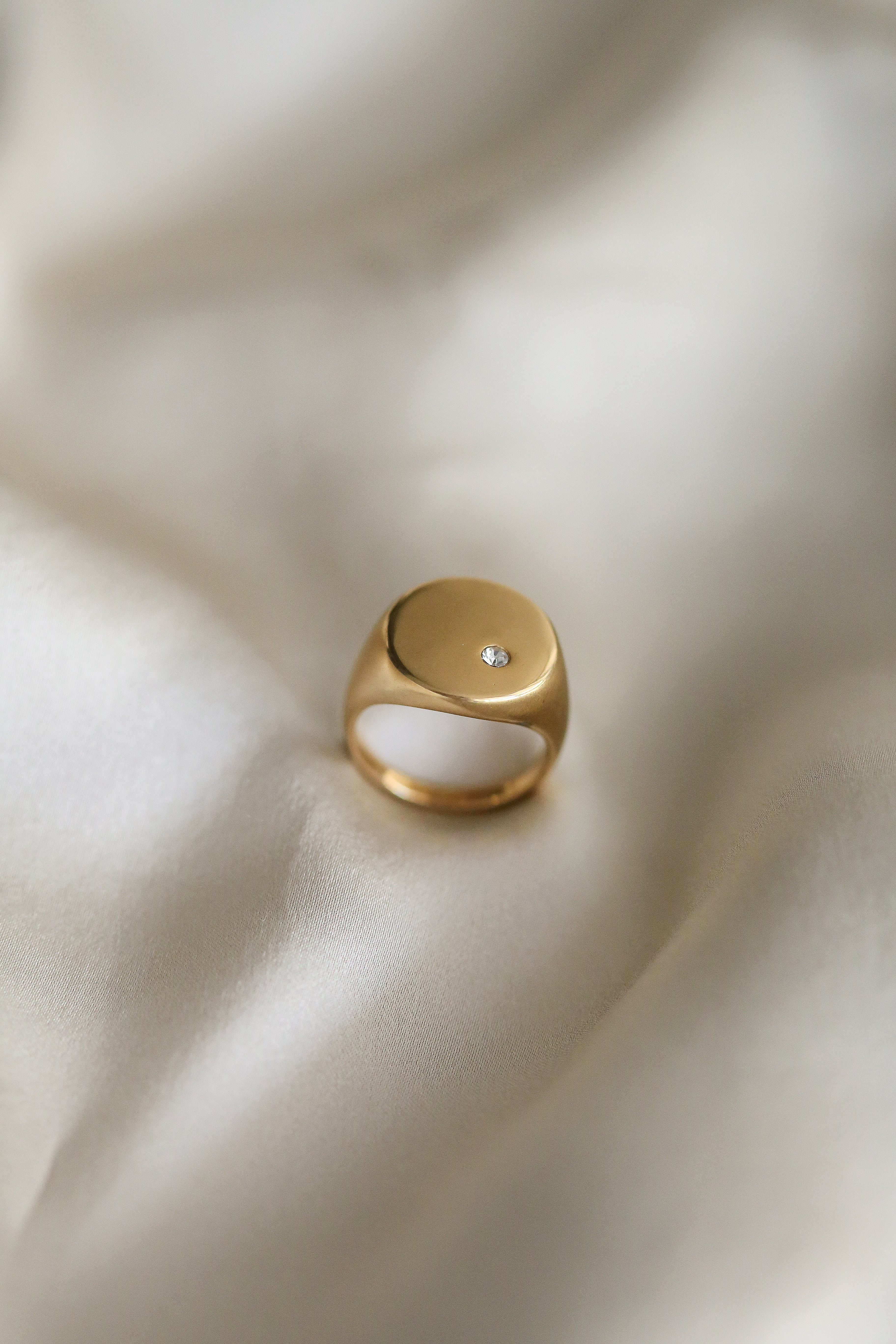 Noa Ring - Boutique Minimaliste has waterproof, durable, elegant and vintage inspired jewelry