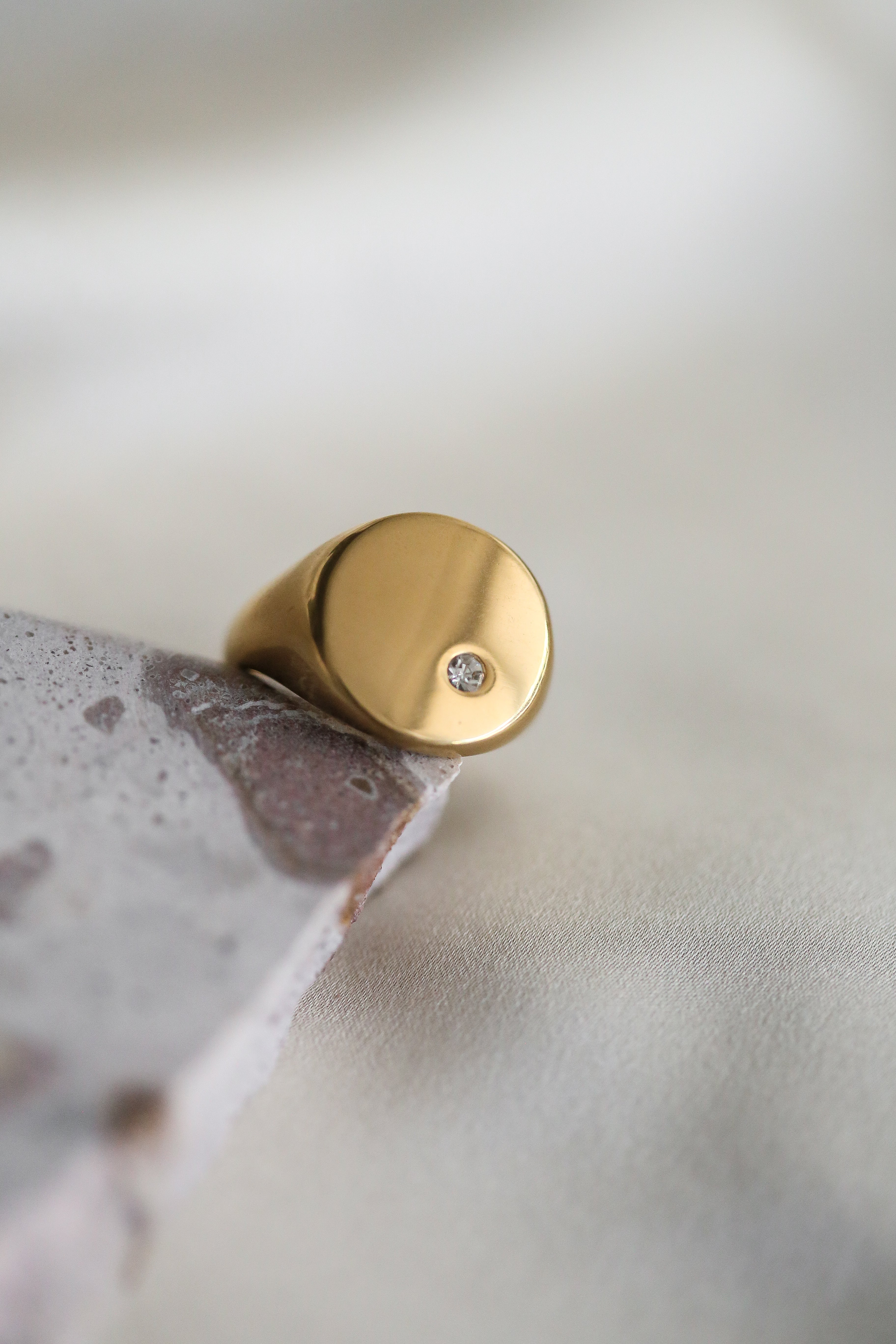 Noa Ring - Boutique Minimaliste has waterproof, durable, elegant and vintage inspired jewelry