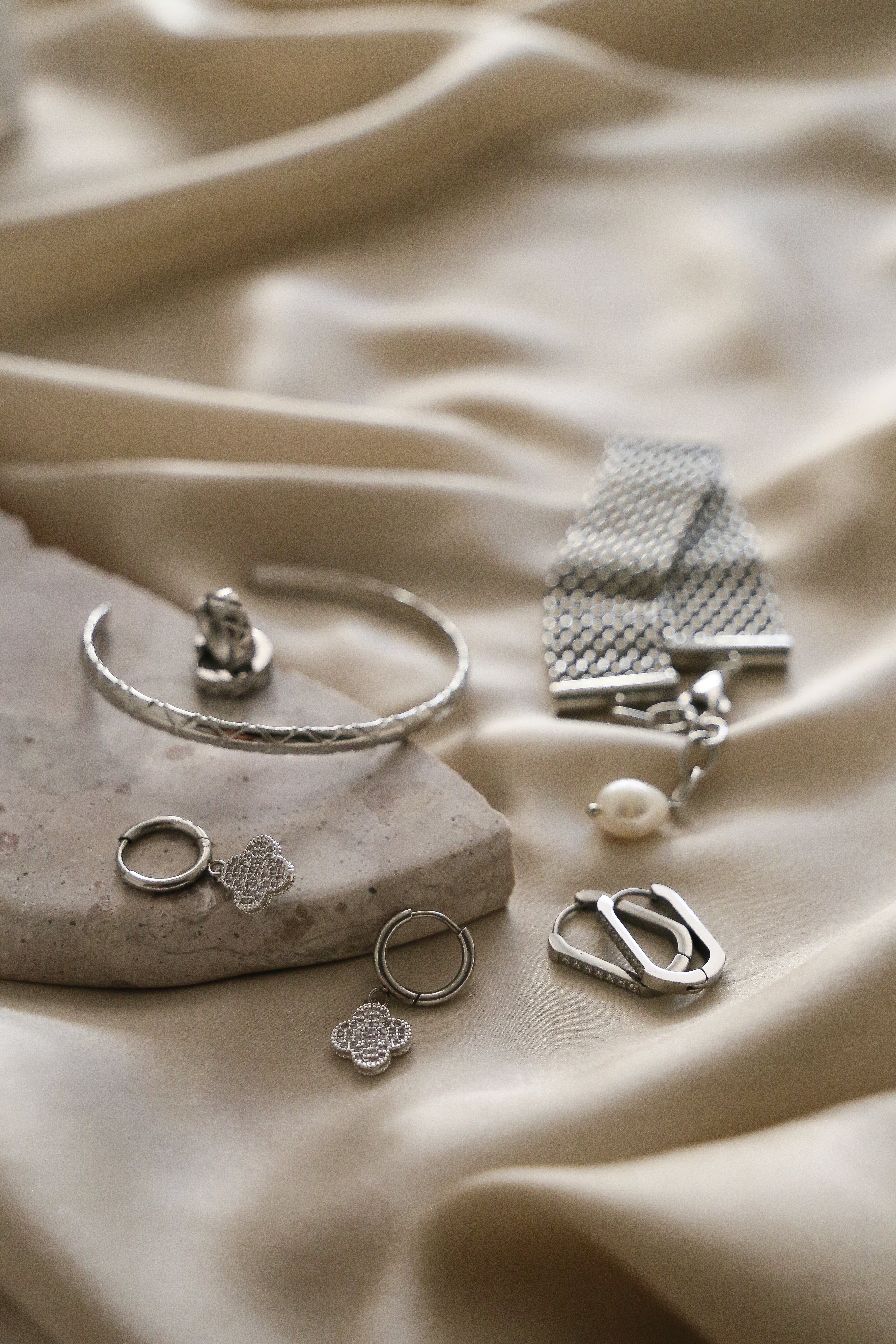 Nora Cuff - Boutique Minimaliste has waterproof, durable, elegant and vintage inspired jewelry
