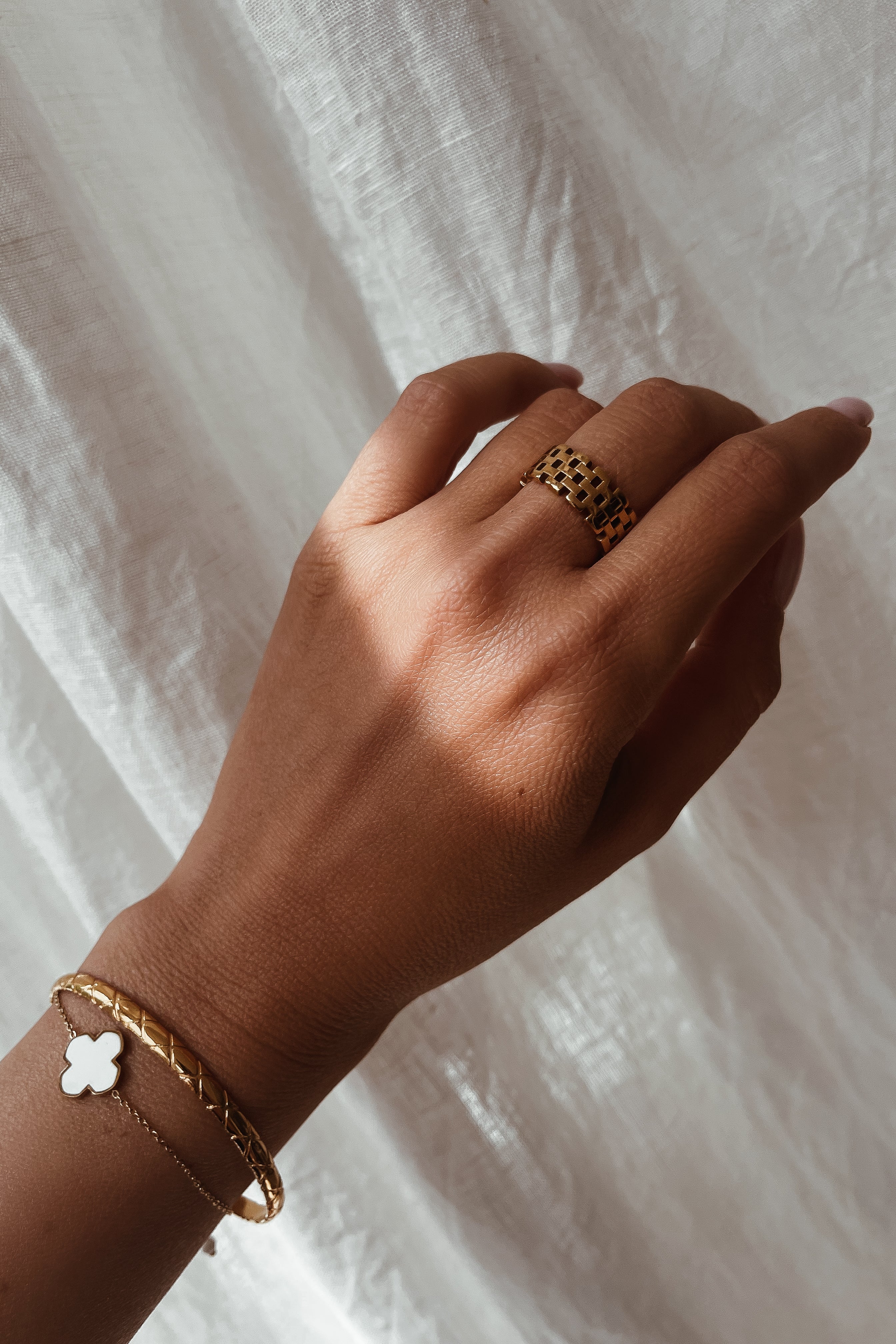 Nora Cuff - Boutique Minimaliste has waterproof, durable, elegant and vintage inspired jewelry