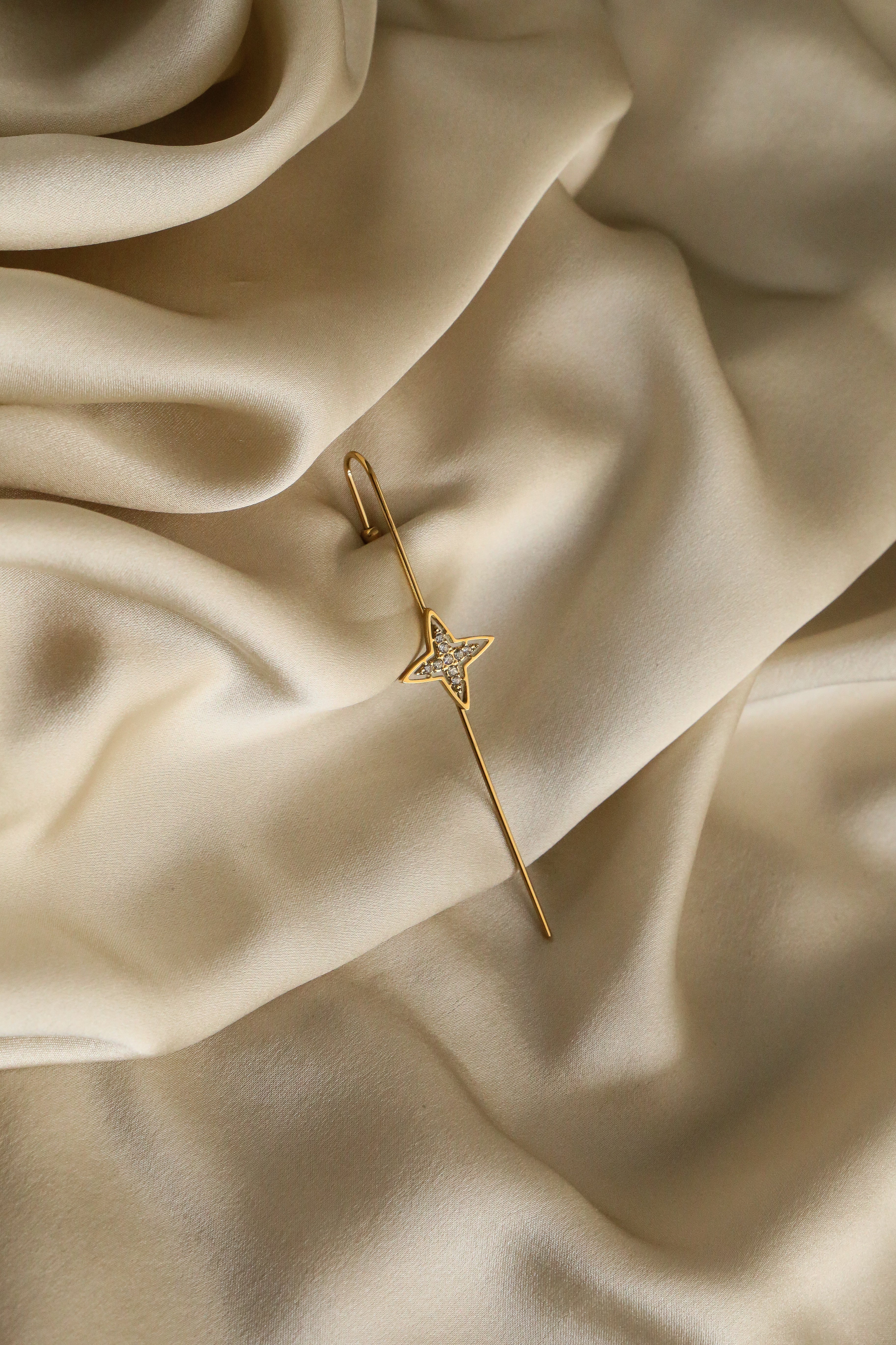 Paola Ear Pin - Boutique Minimaliste has waterproof, durable, elegant and vintage inspired jewelry