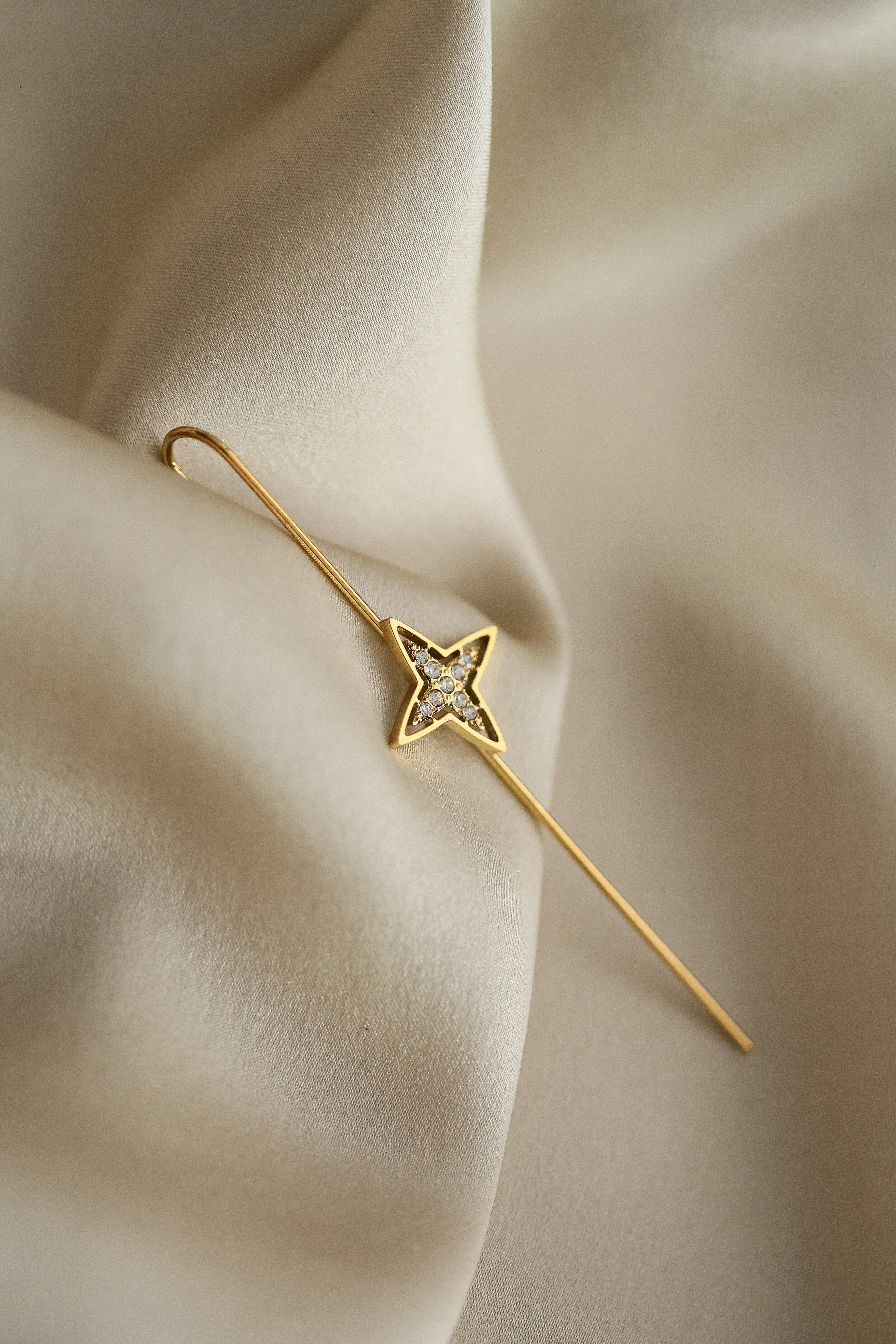 Paola Ear Pin - Boutique Minimaliste has waterproof, durable, elegant and vintage inspired jewelry