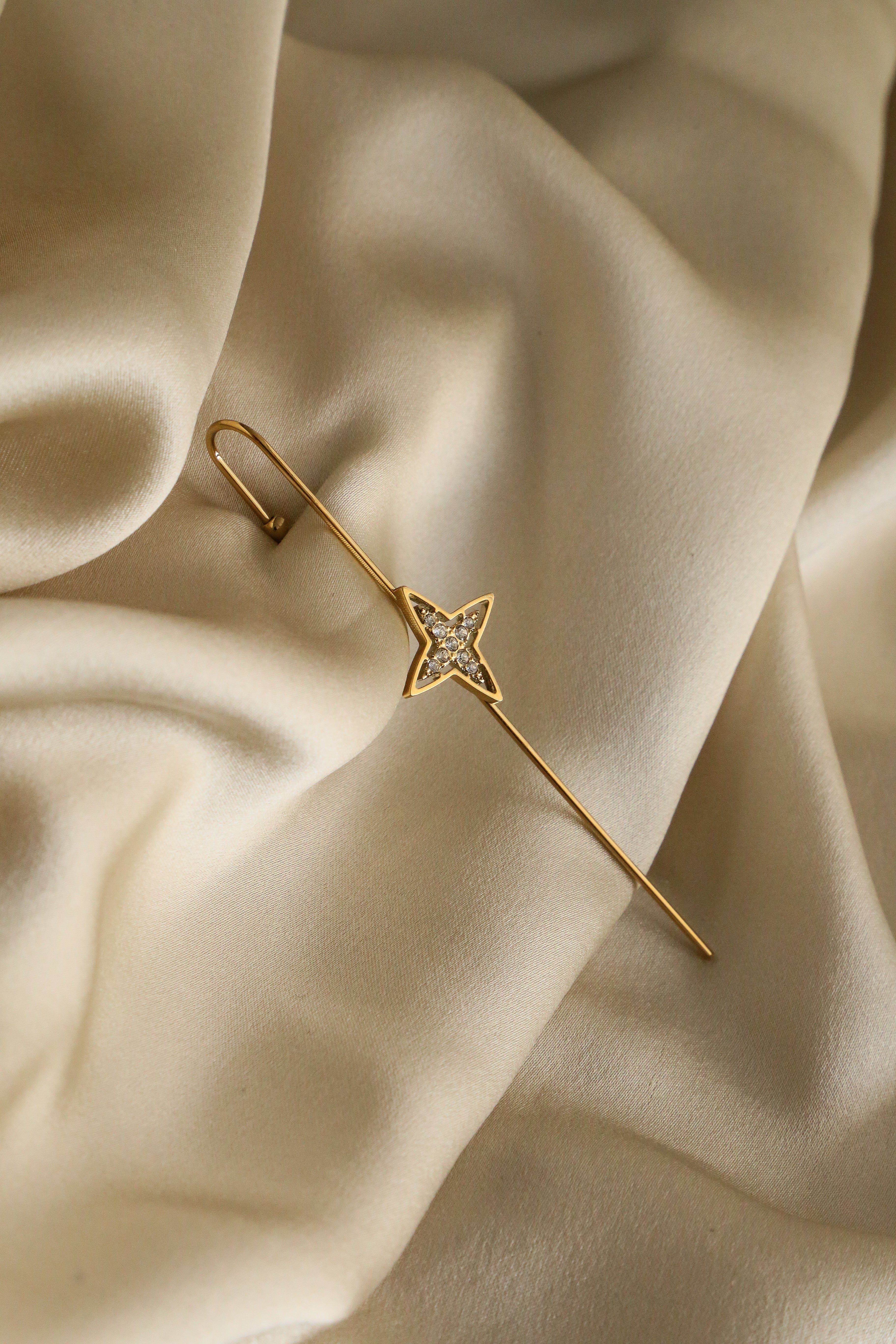 Paola Ear Pin - Boutique Minimaliste has waterproof, durable, elegant and vintage inspired jewelry
