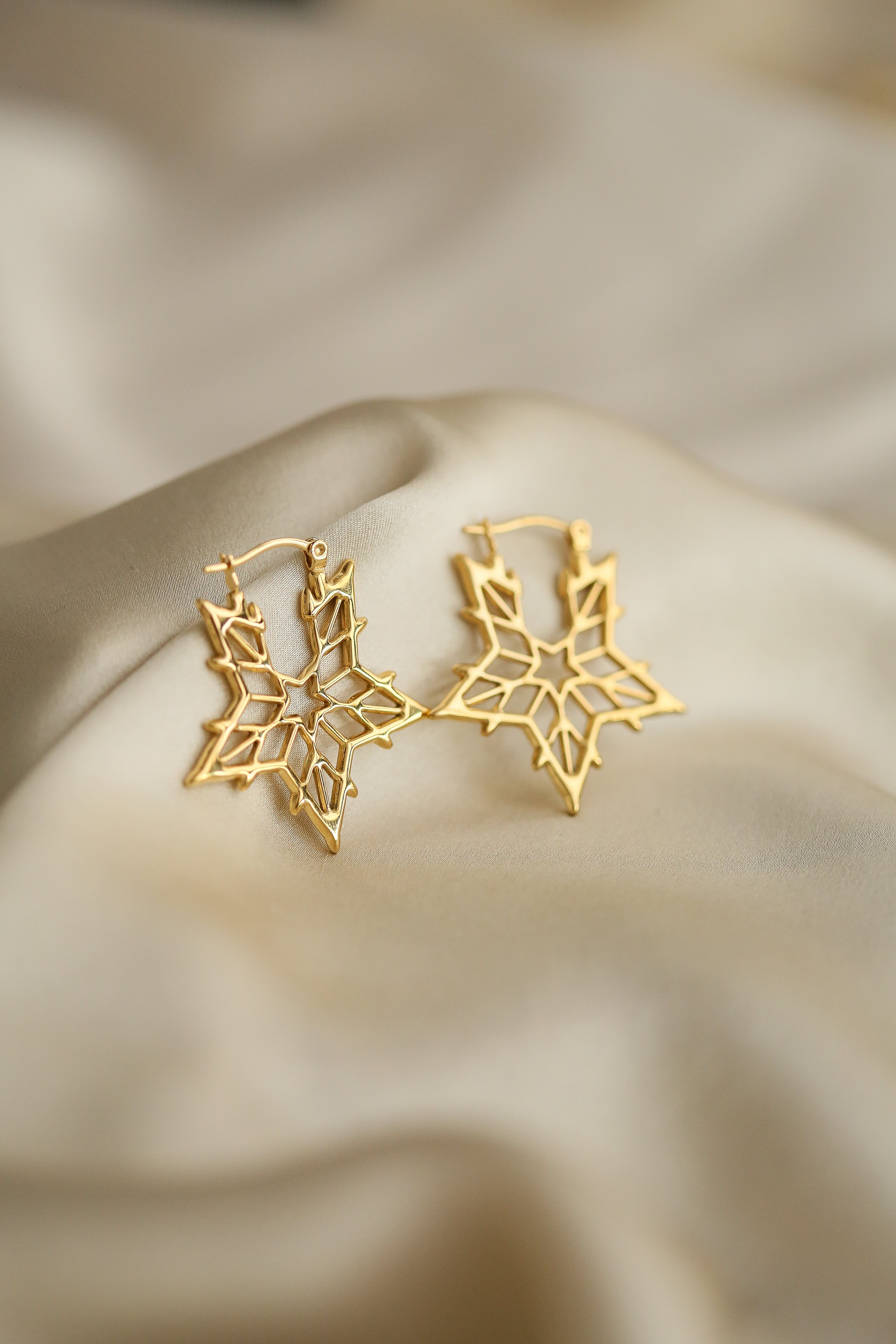Polly Hoops - Boutique Minimaliste has waterproof, durable, elegant and vintage inspired jewelry
