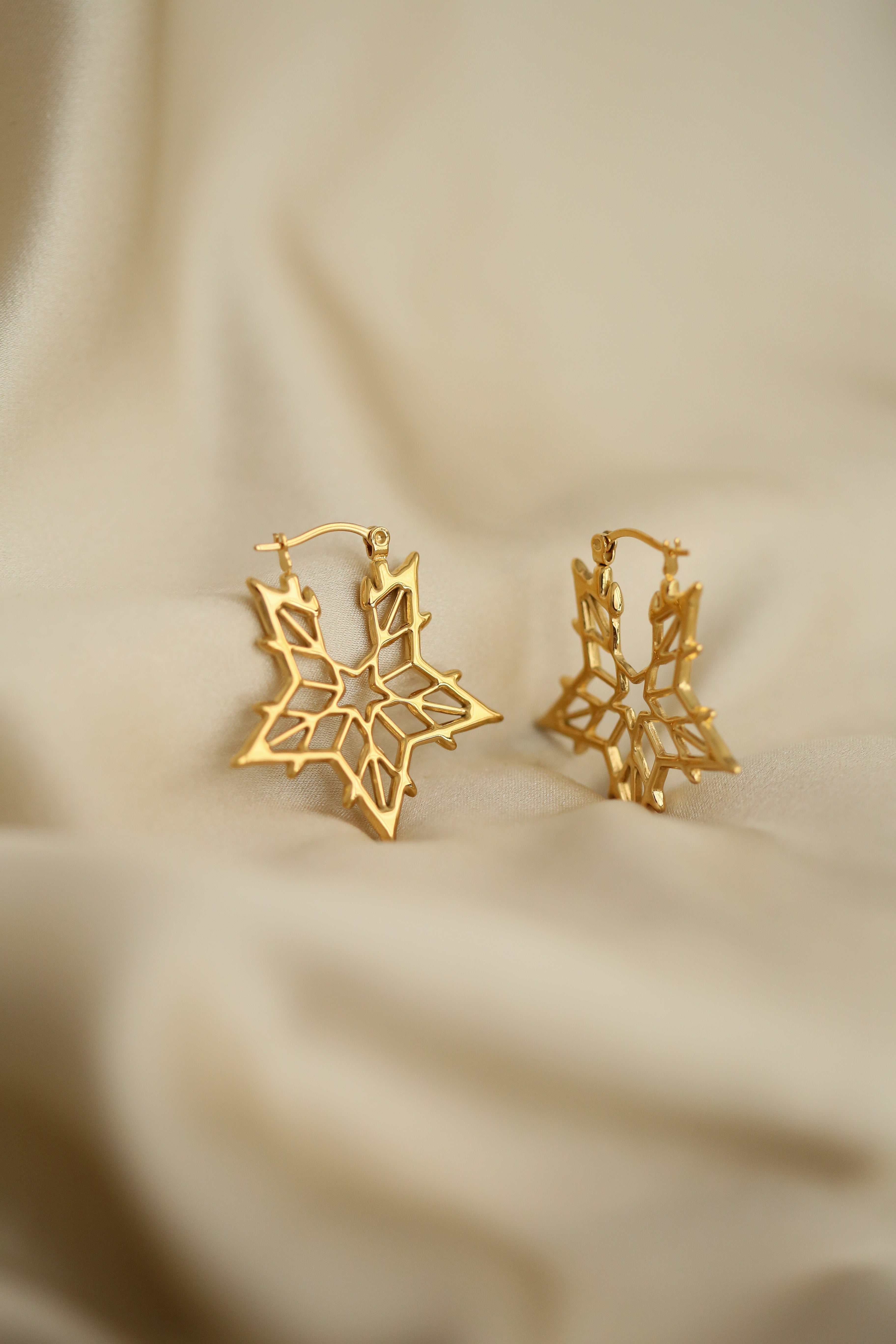 Polly Hoops - Boutique Minimaliste has waterproof, durable, elegant and vintage inspired jewelry