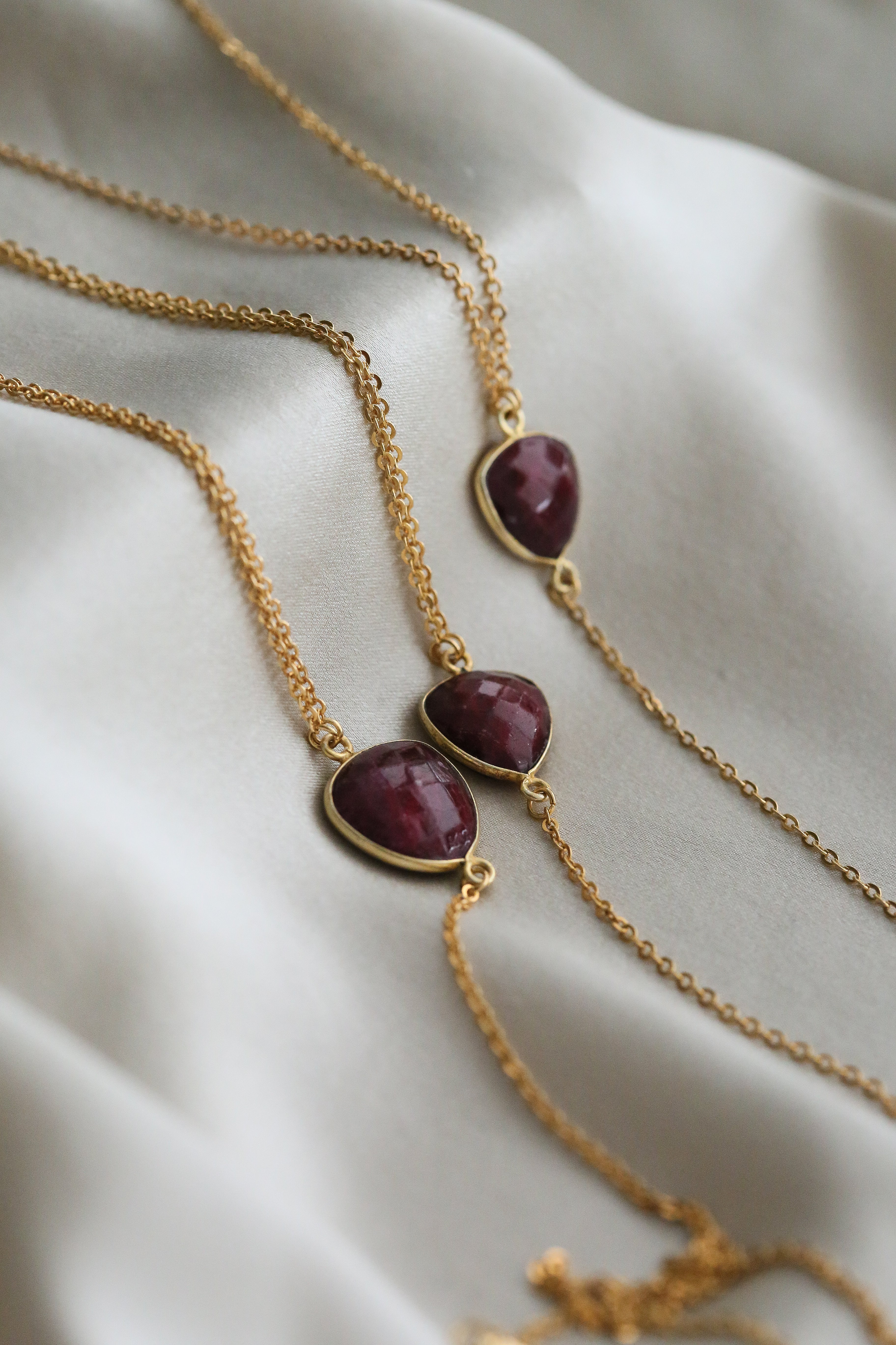 Precious Stones Lariat Necklaces - Boutique Minimaliste has waterproof, durable, elegant and vintage inspired jewelry