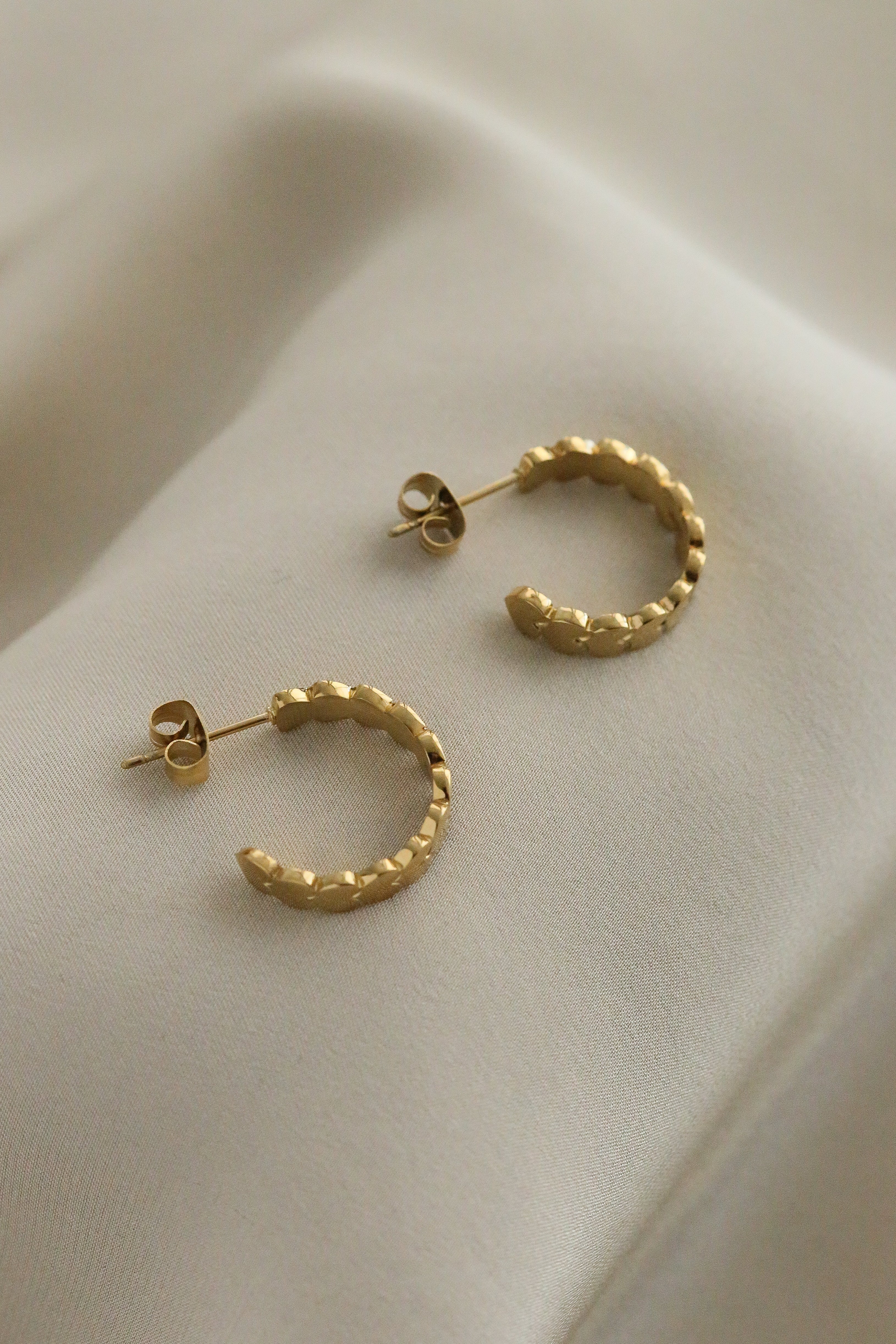 Riri Hoops - Boutique Minimaliste has waterproof, durable, elegant and vintage inspired jewelry