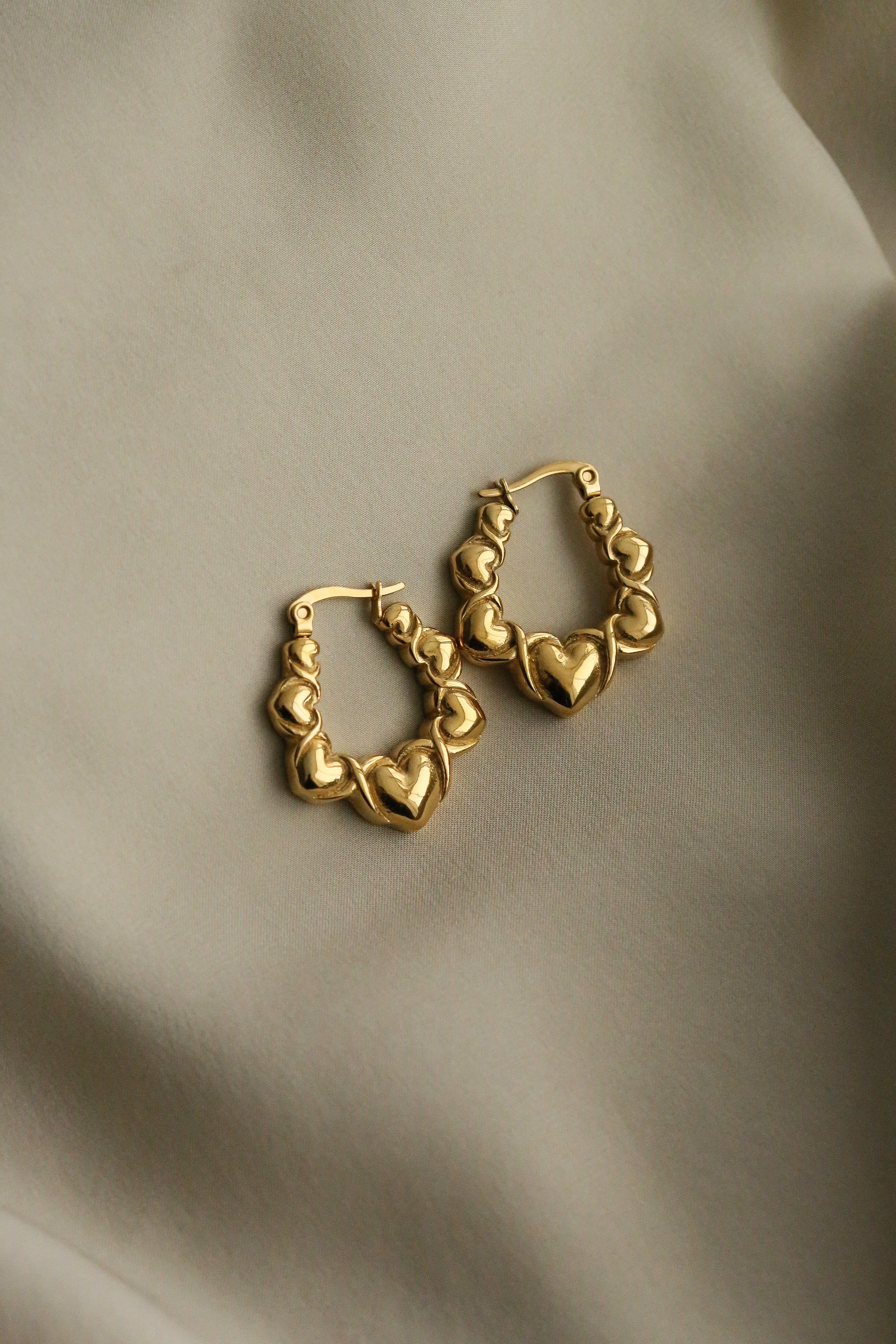 Rita Hoops - Boutique Minimaliste has waterproof, durable, elegant and vintage inspired jewelry