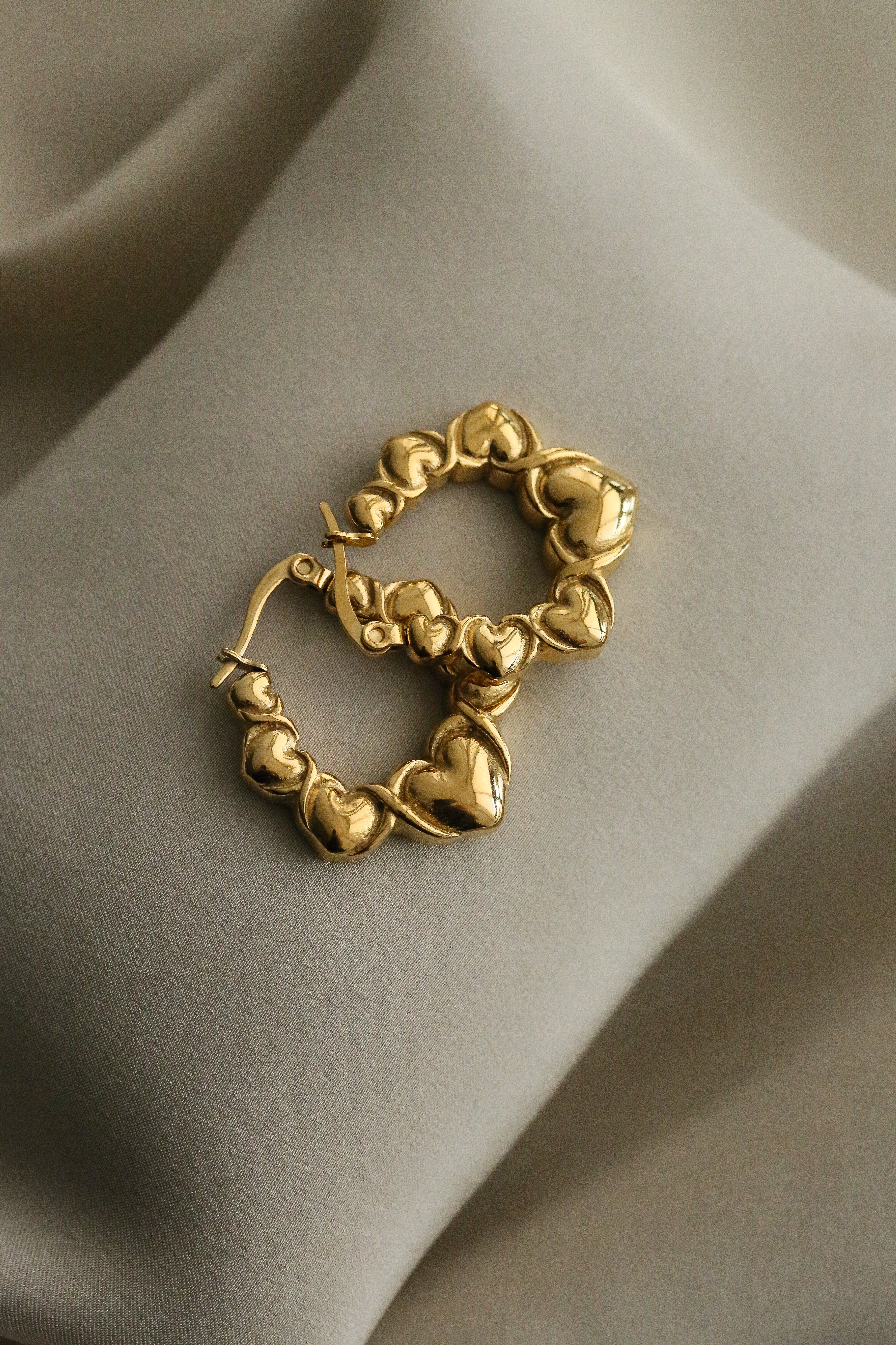 Rita Hoops - Boutique Minimaliste has waterproof, durable, elegant and vintage inspired jewelry