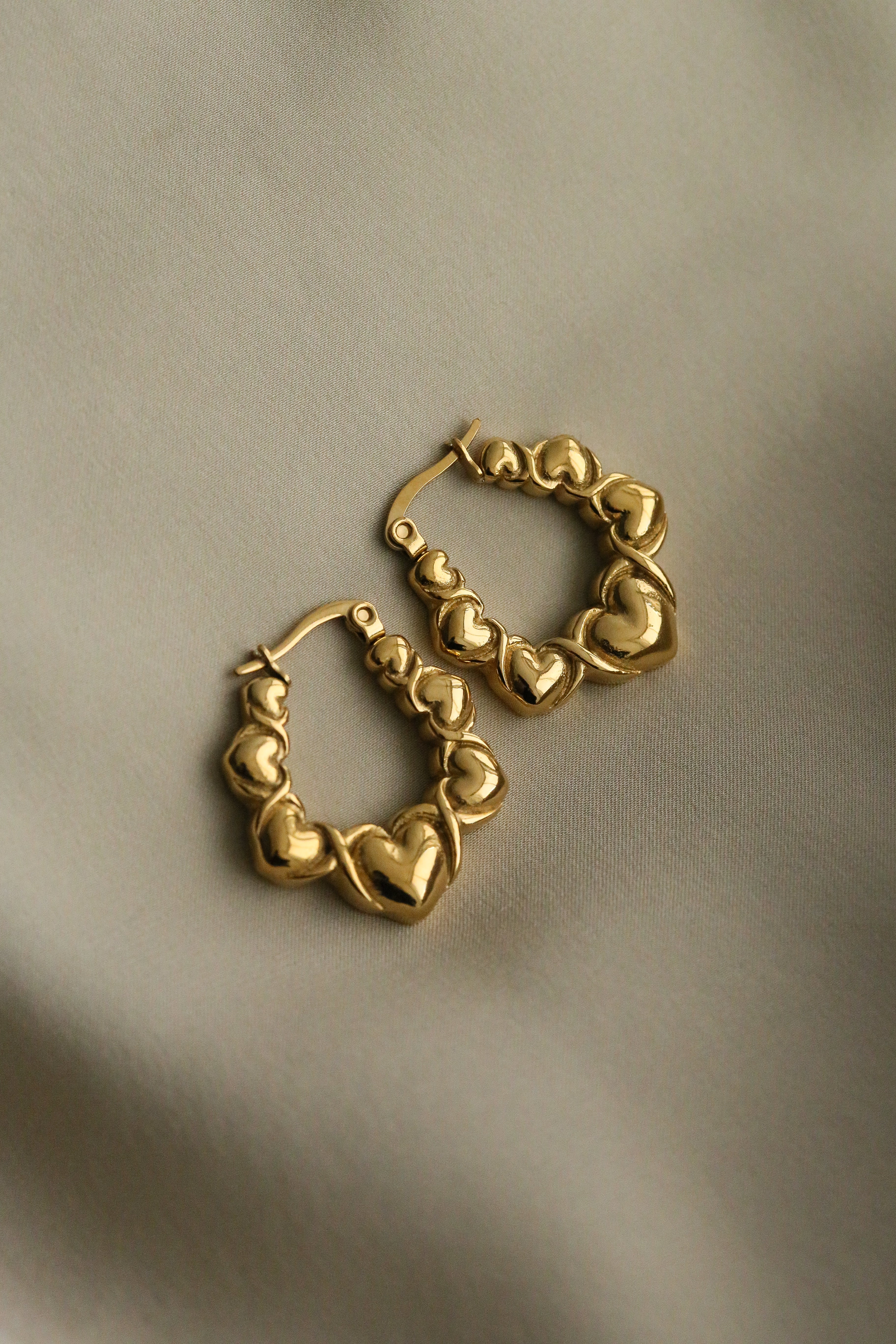 Rita Hoops - Boutique Minimaliste has waterproof, durable, elegant and vintage inspired jewelry
