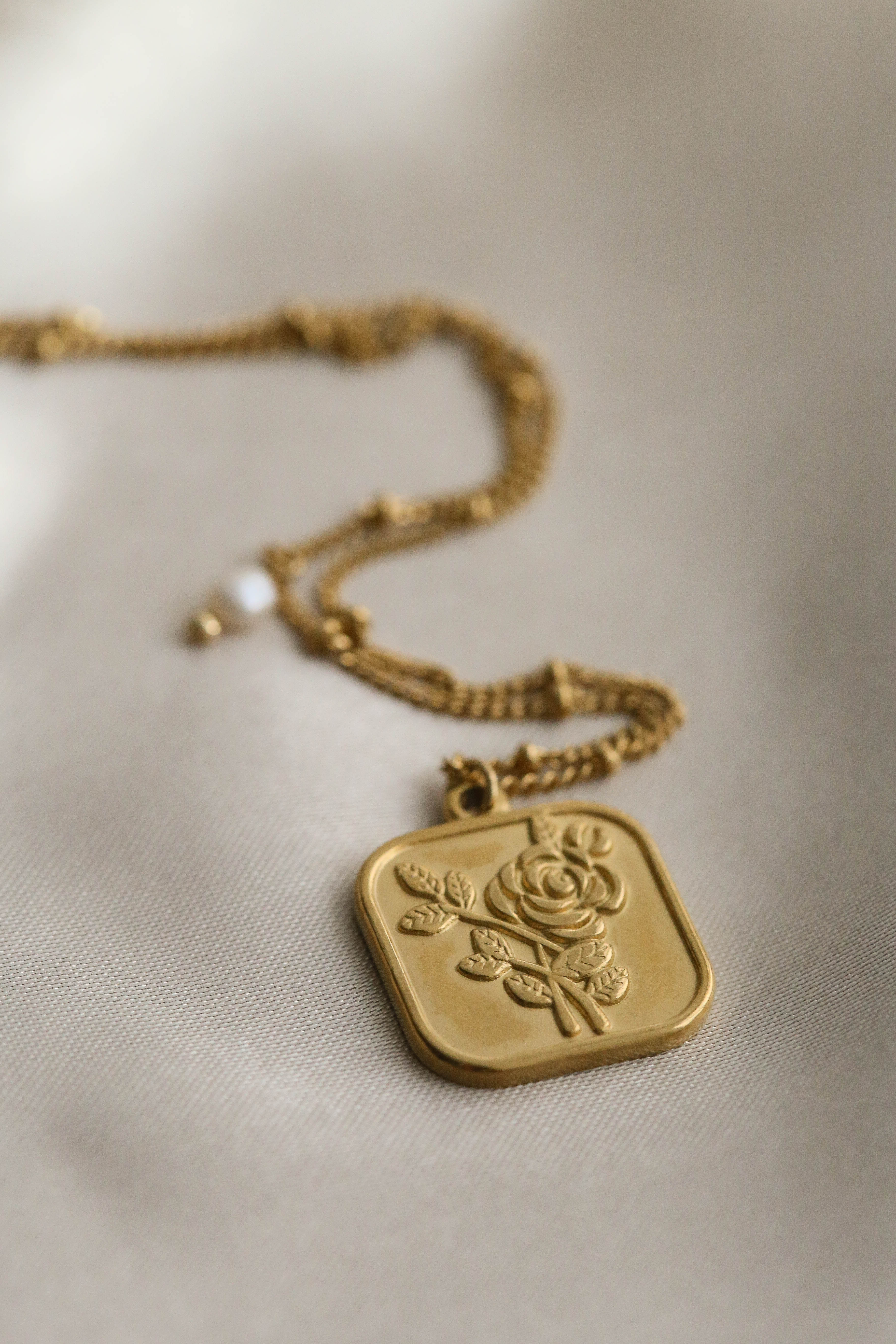 Rosy Necklace - Boutique Minimaliste has waterproof, durable, elegant and vintage inspired jewelry