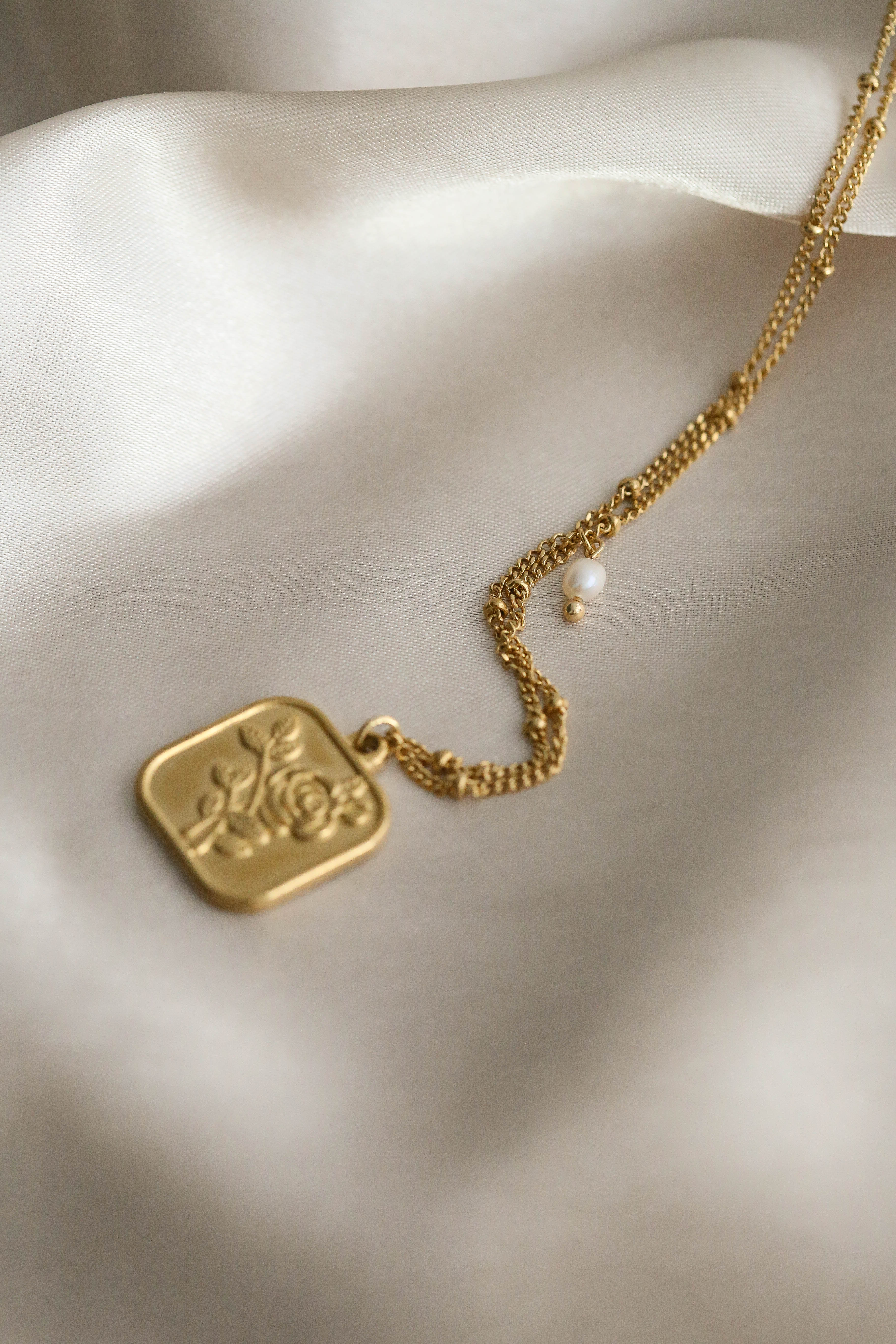 Rosy Necklace - Boutique Minimaliste has waterproof, durable, elegant and vintage inspired jewelry