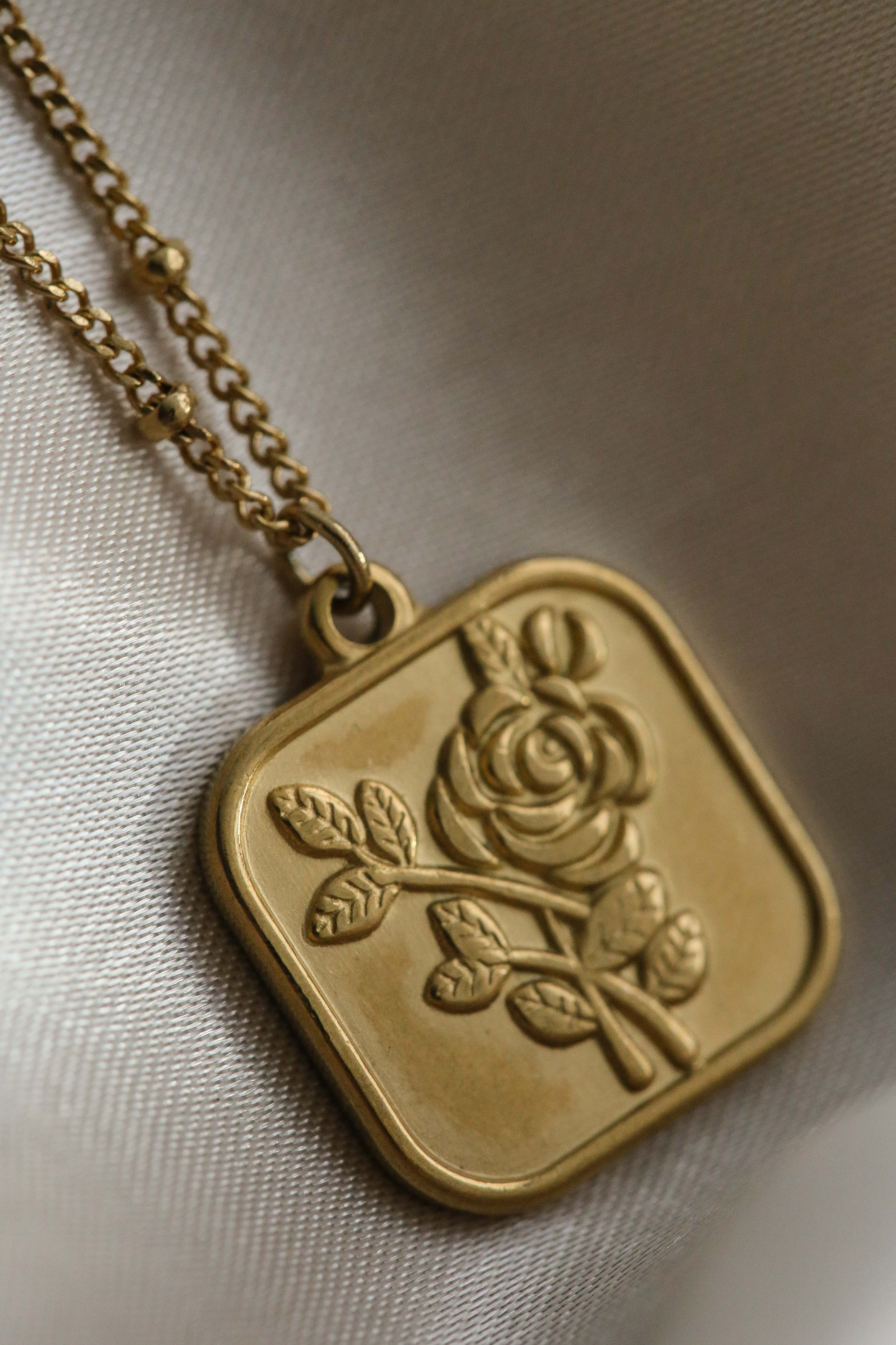 Rosy Necklace - Boutique Minimaliste has waterproof, durable, elegant and vintage inspired jewelry